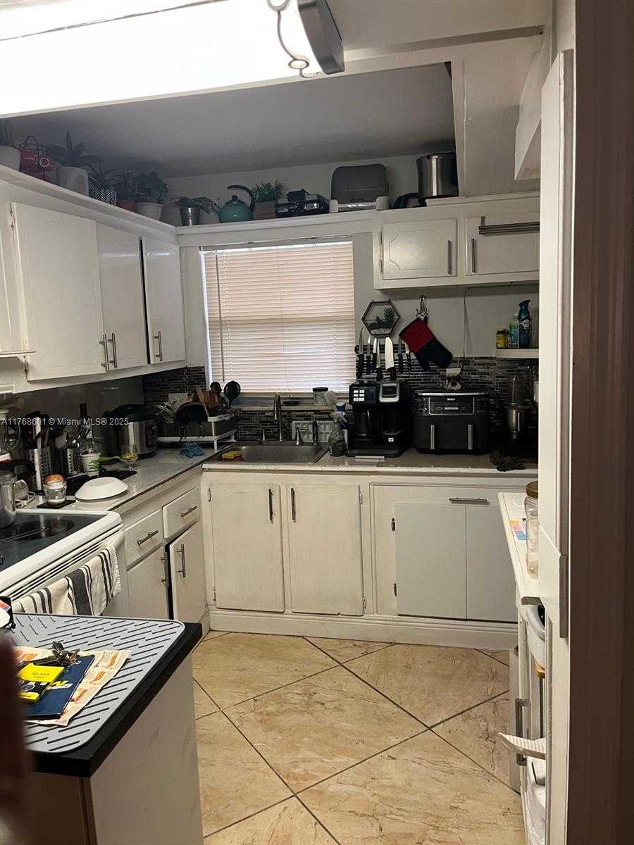 Small Image of 8101 NORTH SUNRISE LAKES DR #105, Sunrise Number 3