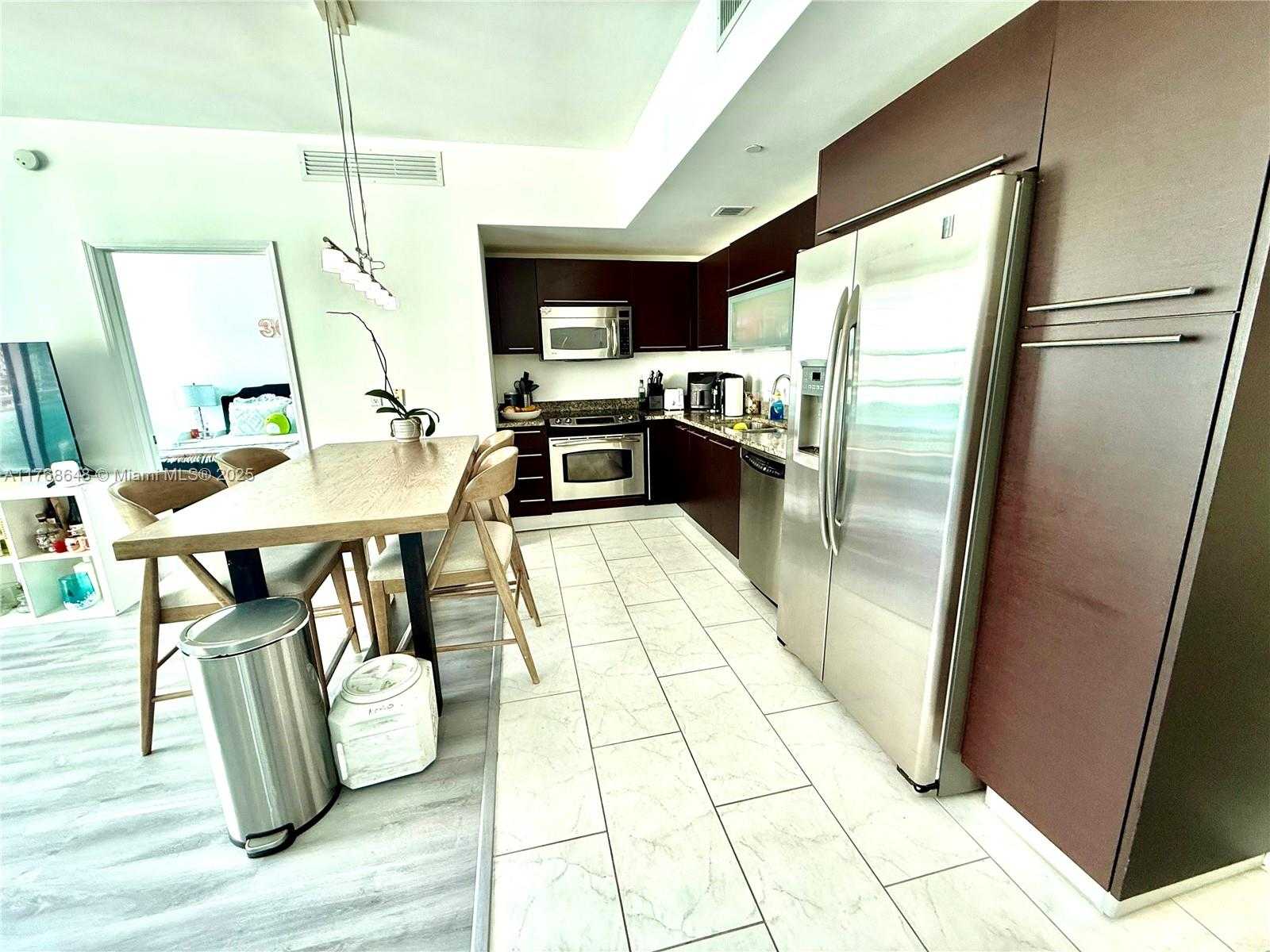 Small Image of 950 BRICKELL BAY DR #2706, Florida City Number 2