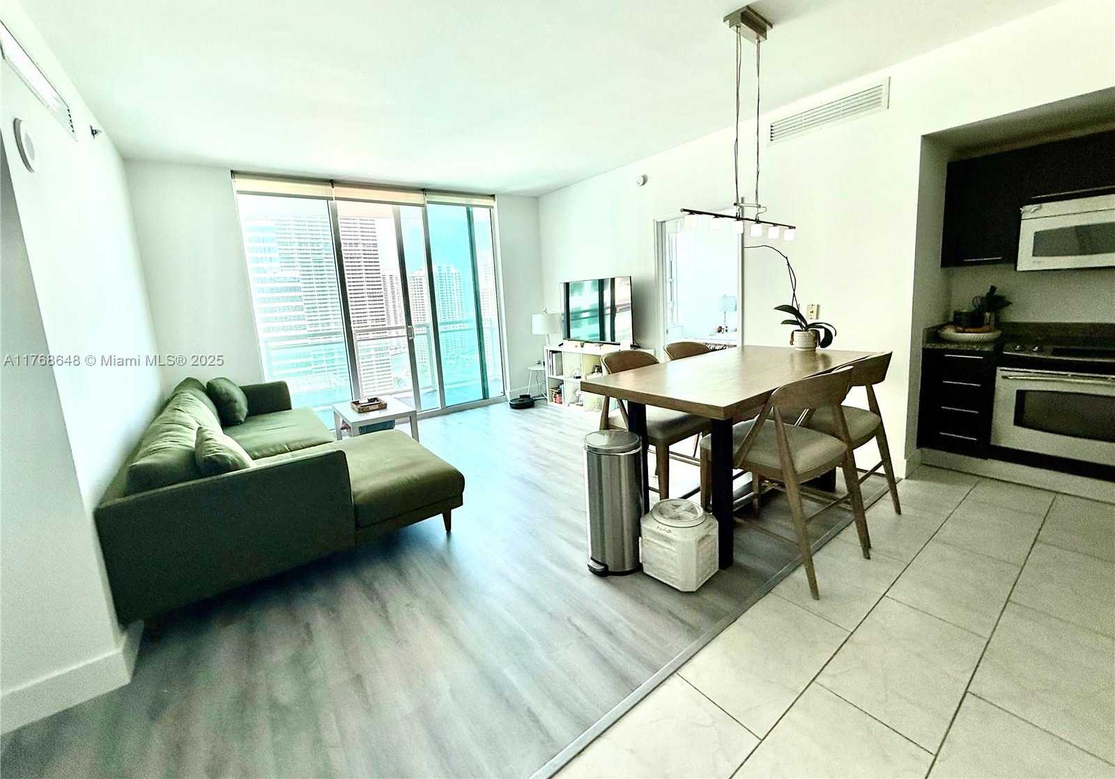 Small Image of 950 BRICKELL BAY DR #2706, Florida City Number 3
