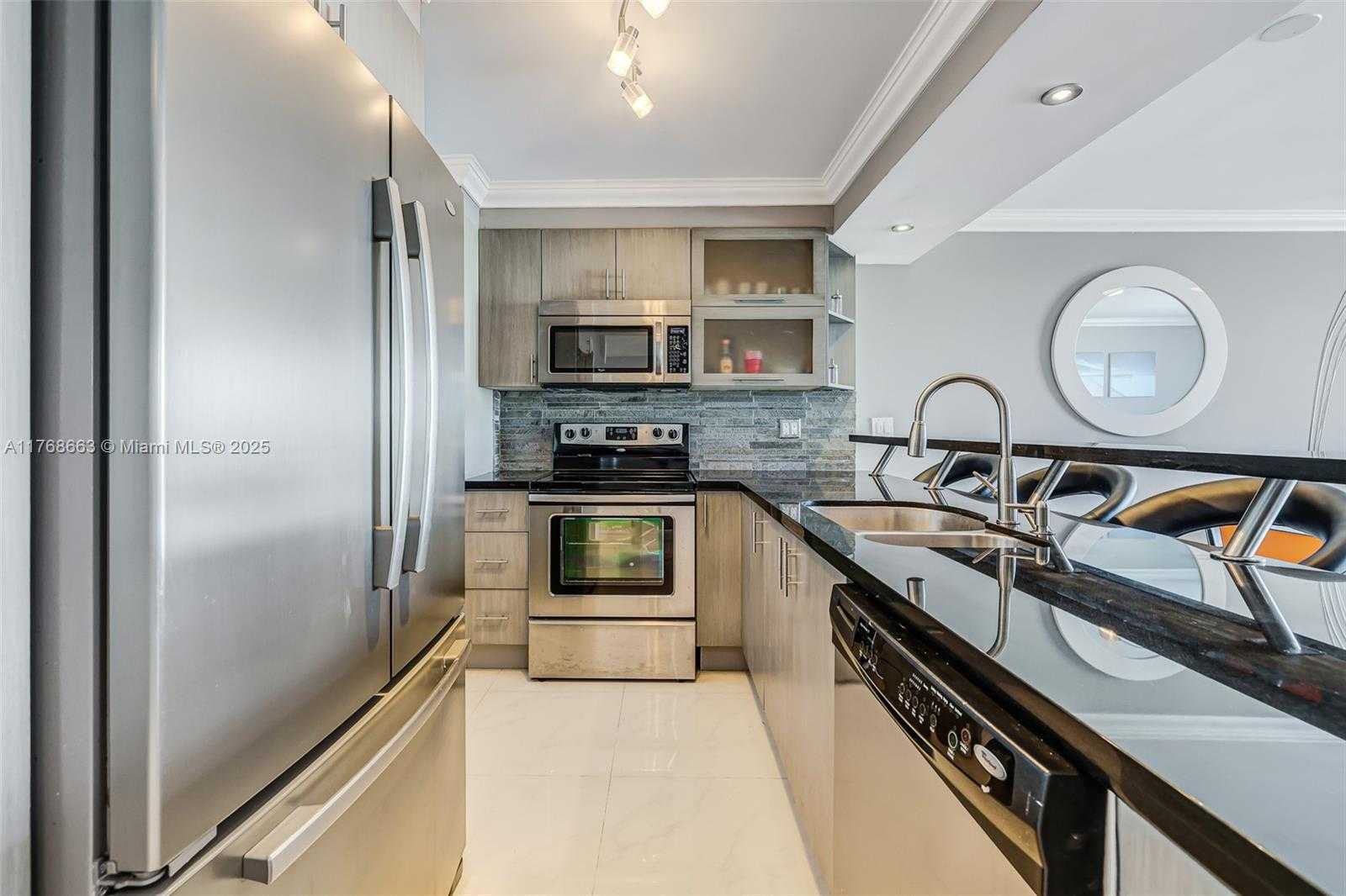 Small Image of 5838 COLLINS AVE #15D, Miami Beach Number 14