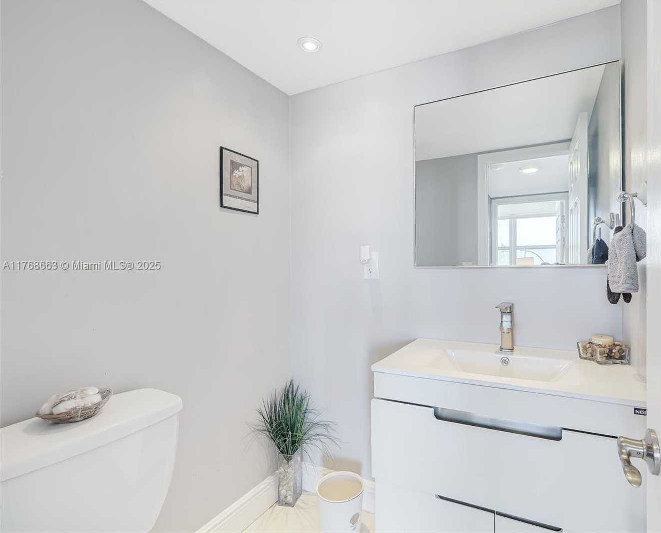 Small Image of 5838 COLLINS AVE #15D, Miami Beach Number 16