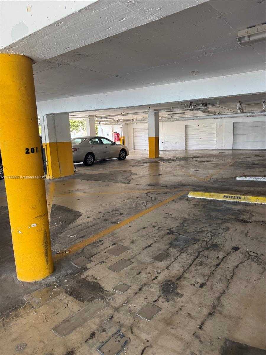 Small Image of 6770 INDIAN CREEK DR #9E, Miami Beach Number 18