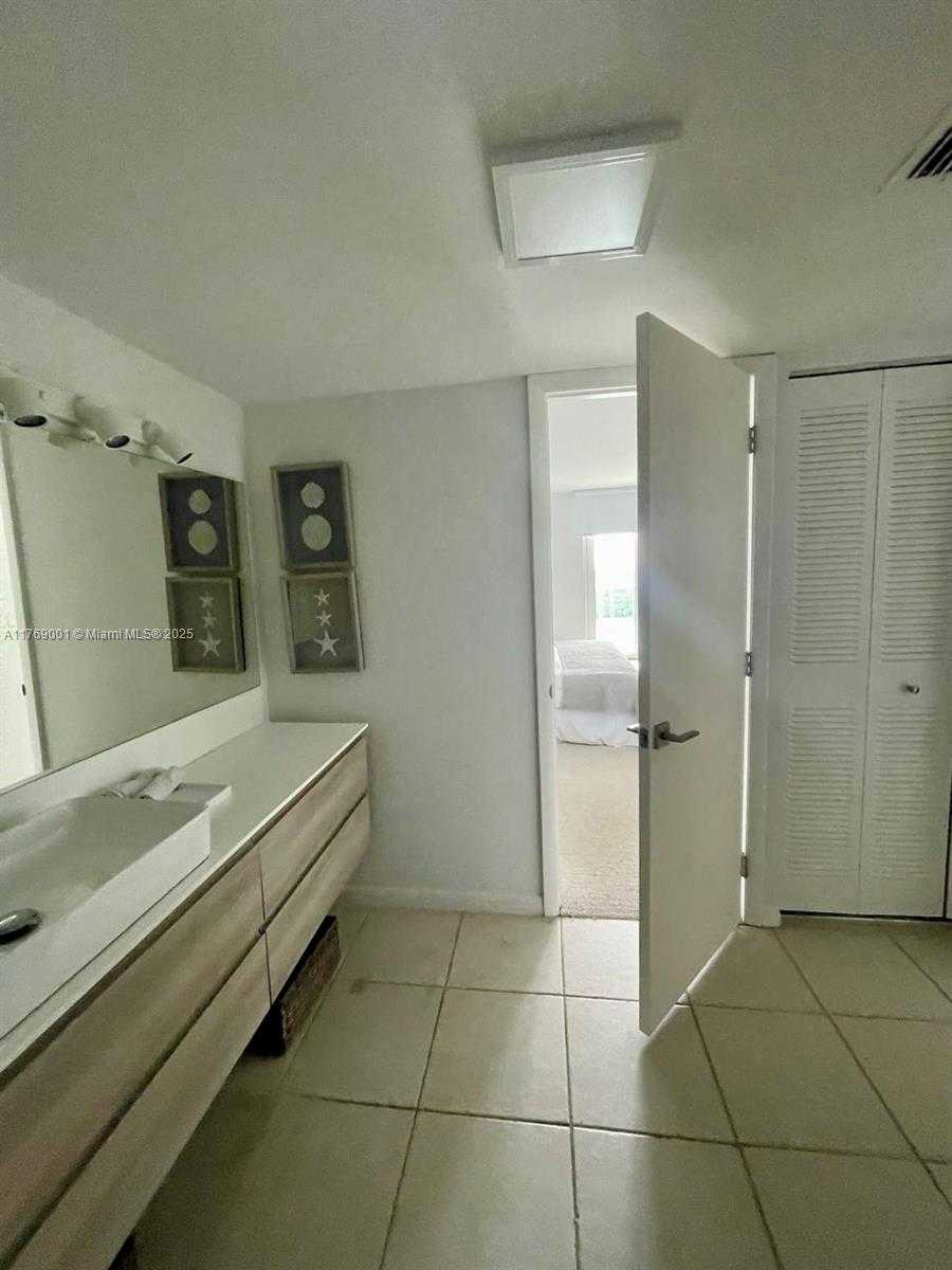 Small Image of 100 BAYVIEW DR #2021, Sunny Isles Beach Number 35
