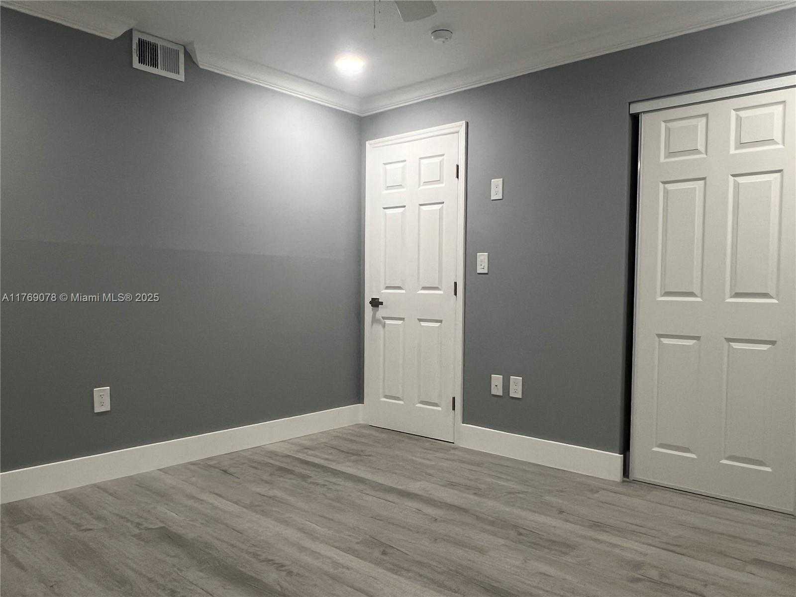 Small Image of 1001 COLONY POINT CIR #114, Pembroke Pines Number 15