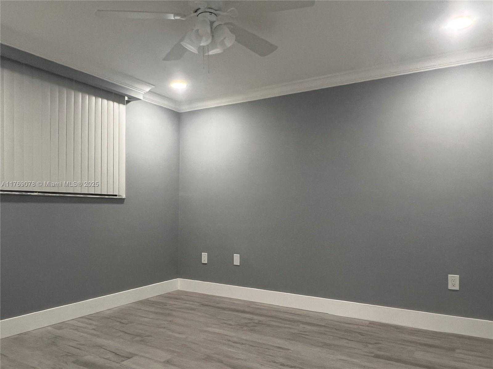 Small Image of 1001 COLONY POINT CIR #114, Pembroke Pines Number 17