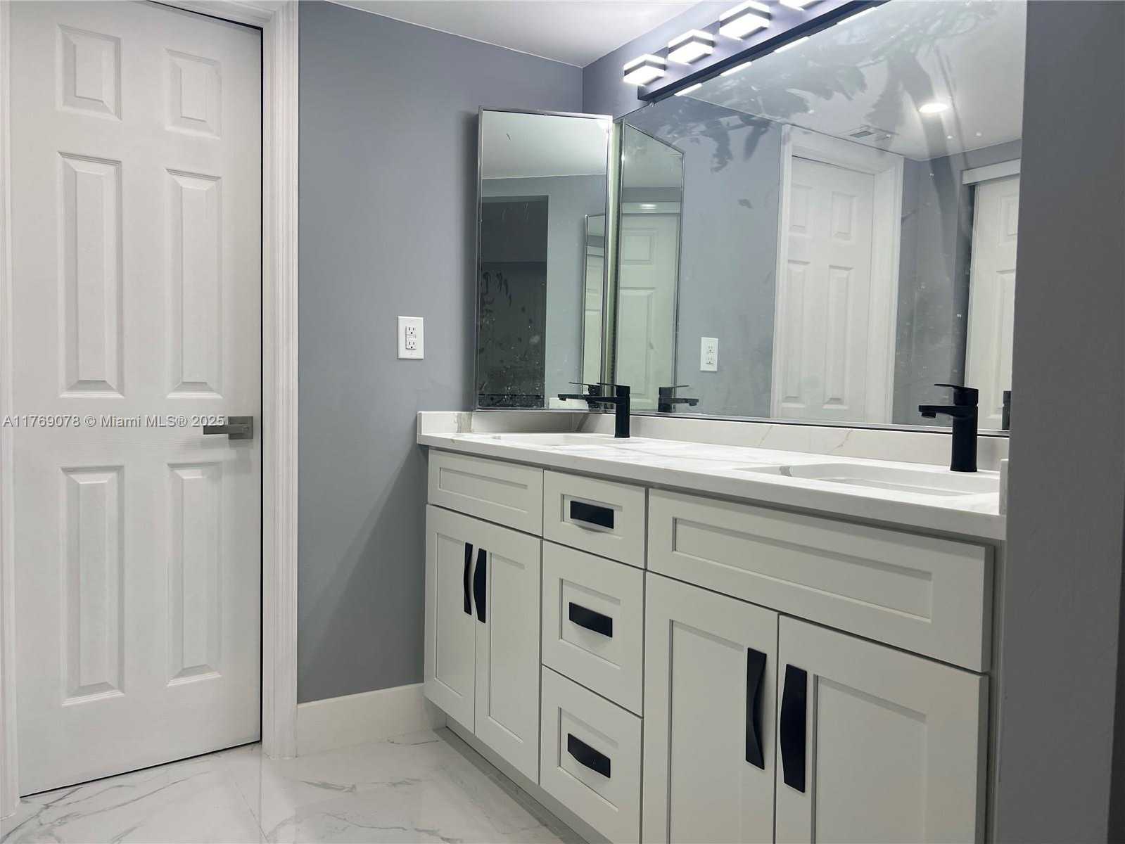 Small Image of 1001 COLONY POINT CIR #114, Pembroke Pines Number 18