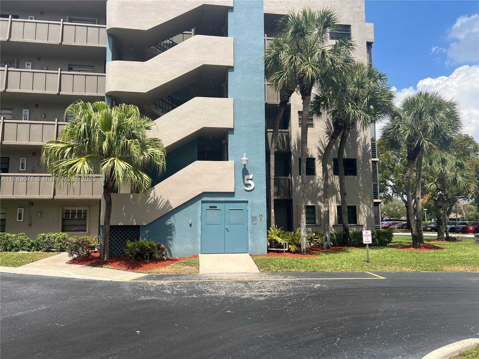 Small Image of 1001 COLONY POINT CIR #114, Pembroke Pines Number 2