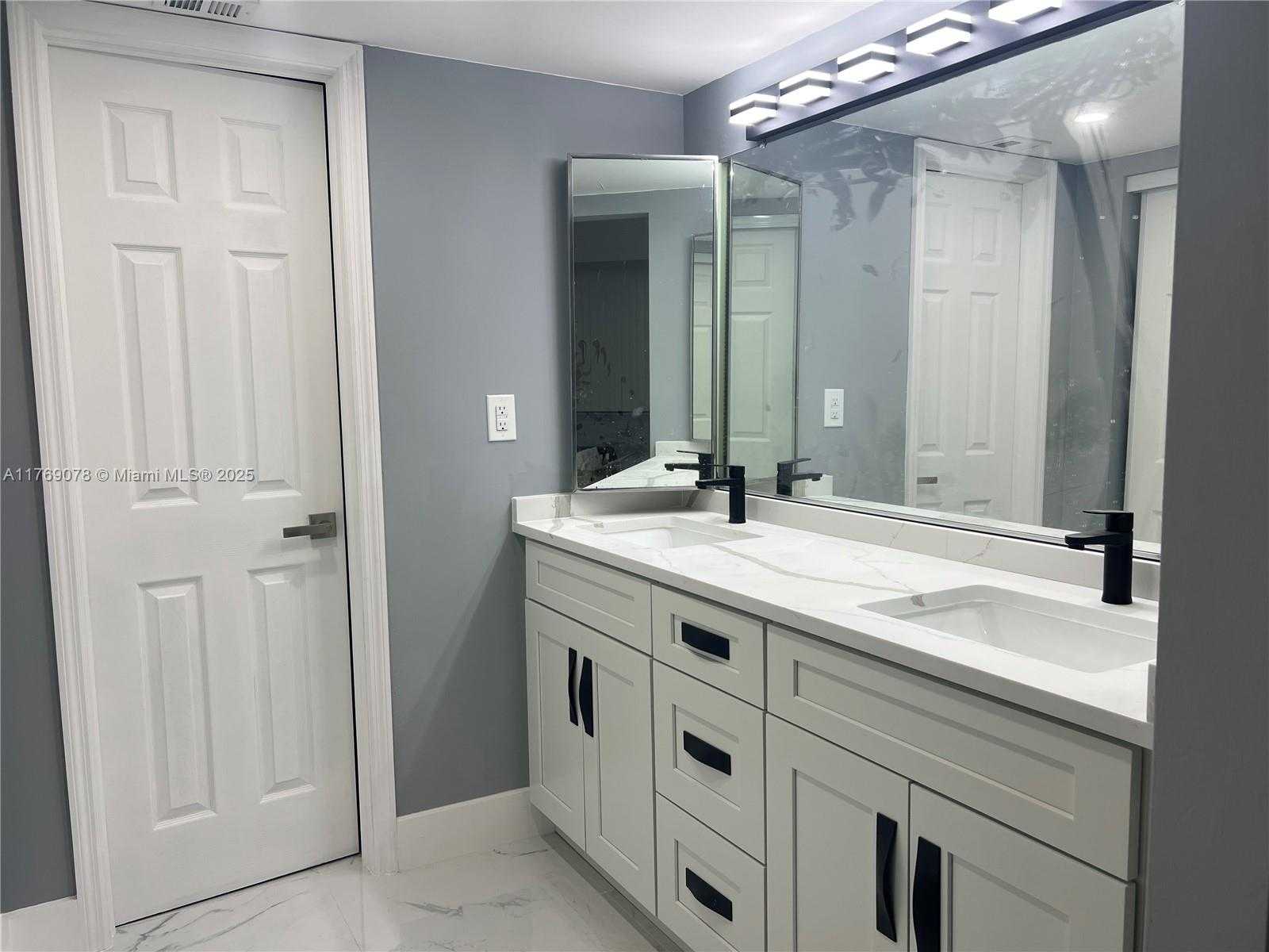 Small Image of 1001 COLONY POINT CIR #114, Pembroke Pines Number 21