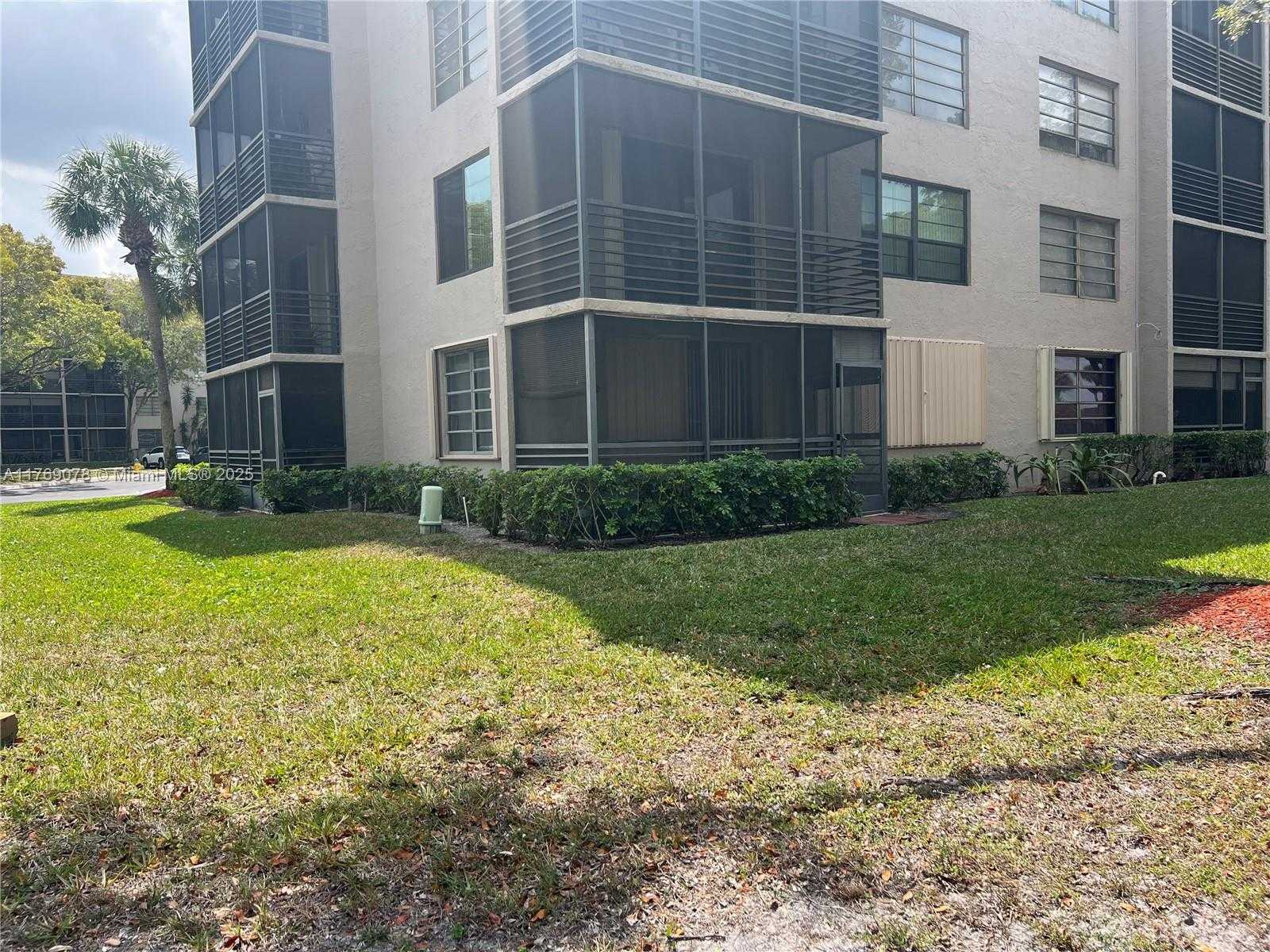 Small Image of 1001 COLONY POINT CIR #114, Pembroke Pines Number 22