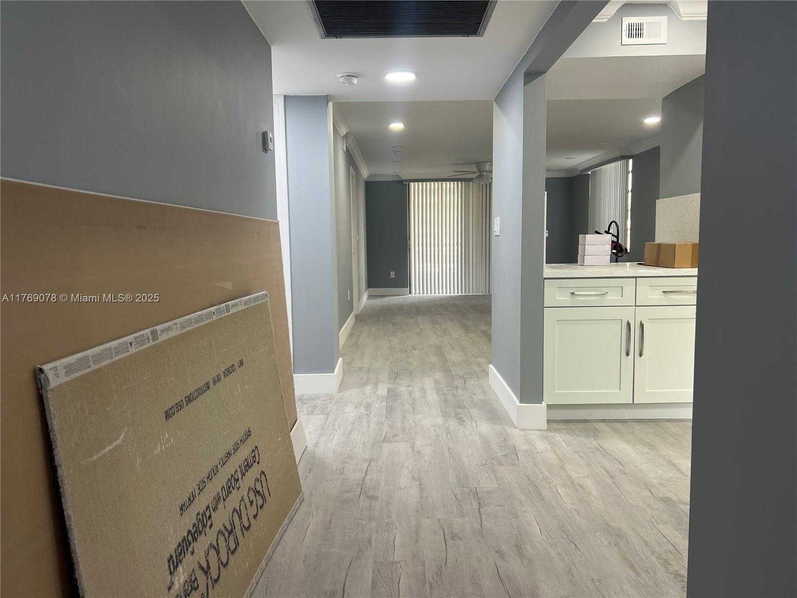 Small Image of 1001 COLONY POINT CIR #114, Pembroke Pines Number 5