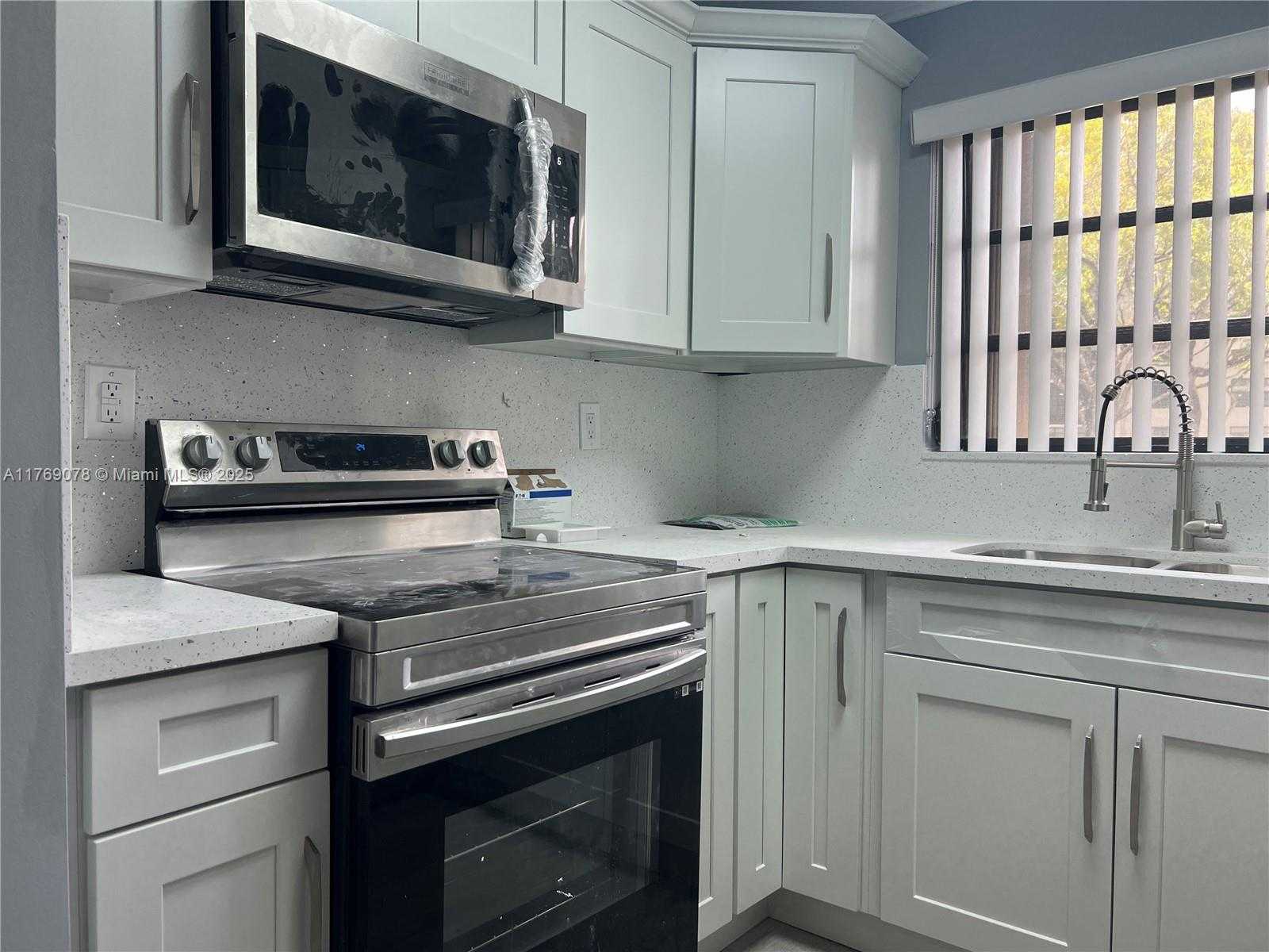 Small Image of 1001 COLONY POINT CIR #114, Pembroke Pines Number 8