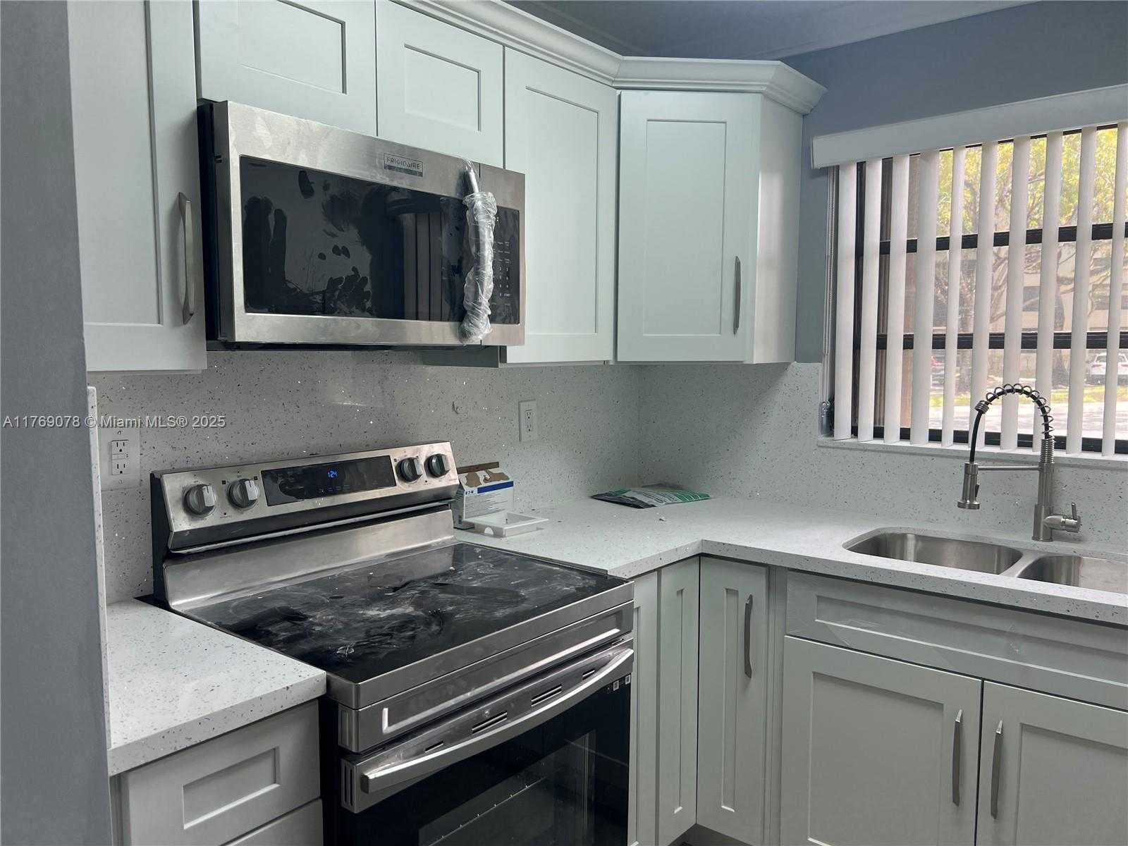 Small Image of 1001 COLONY POINT CIR #114, Pembroke Pines Number 9