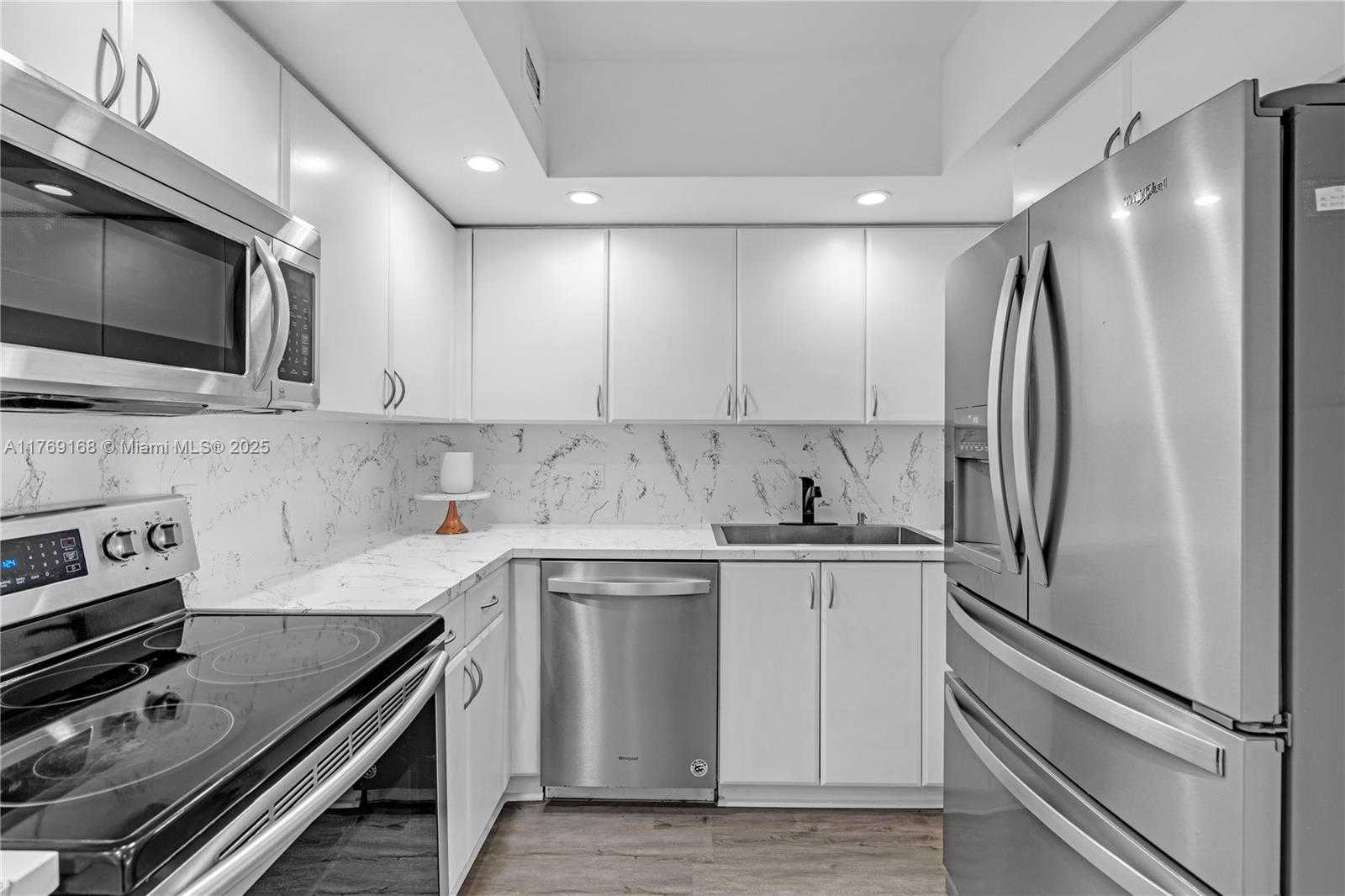 Small Image of 5600 COLLINS AVE #6P, Miami Beach Number 14