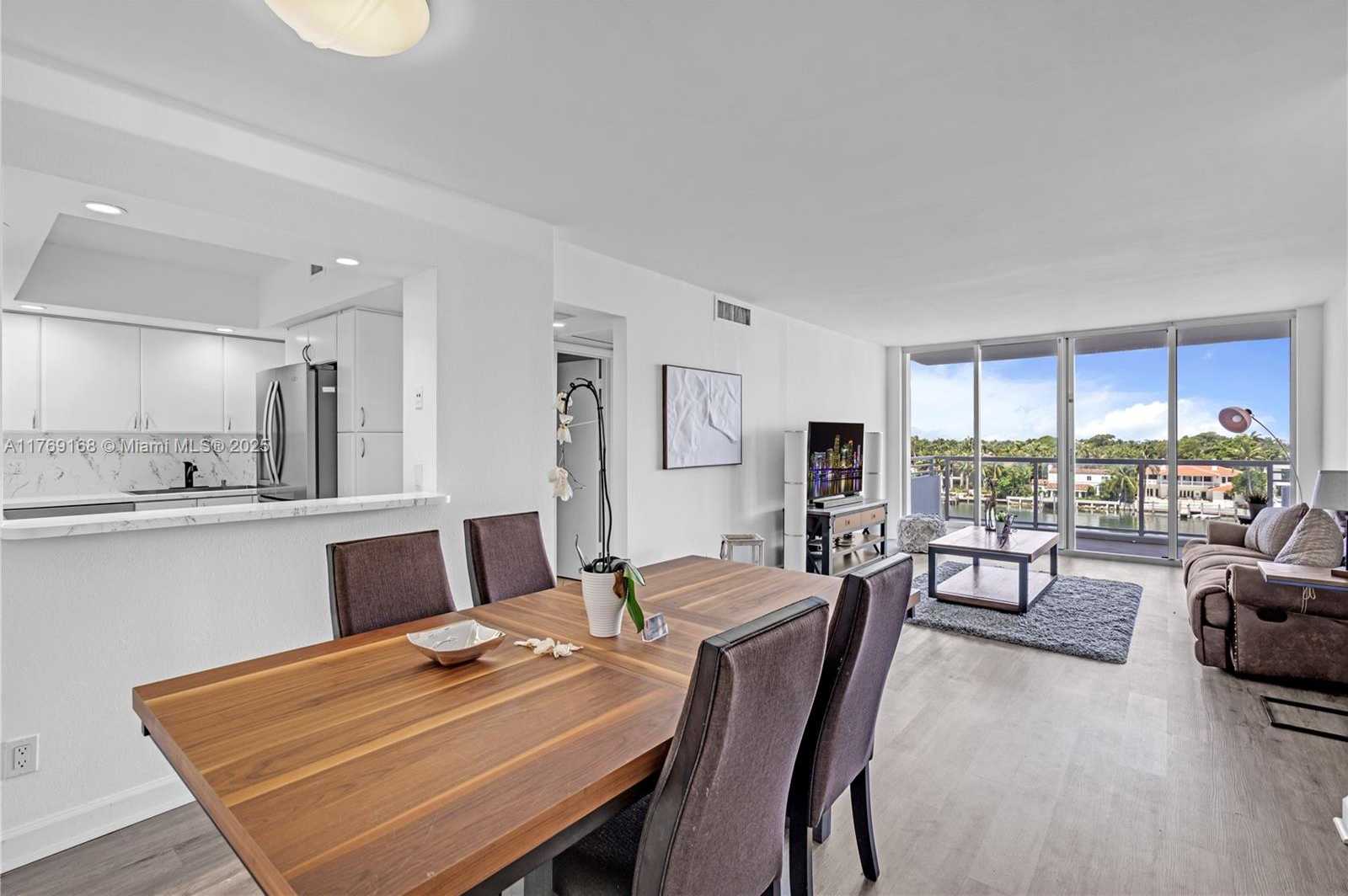 Small Image of 5600 COLLINS AVE #6P, Miami Beach Number 3
