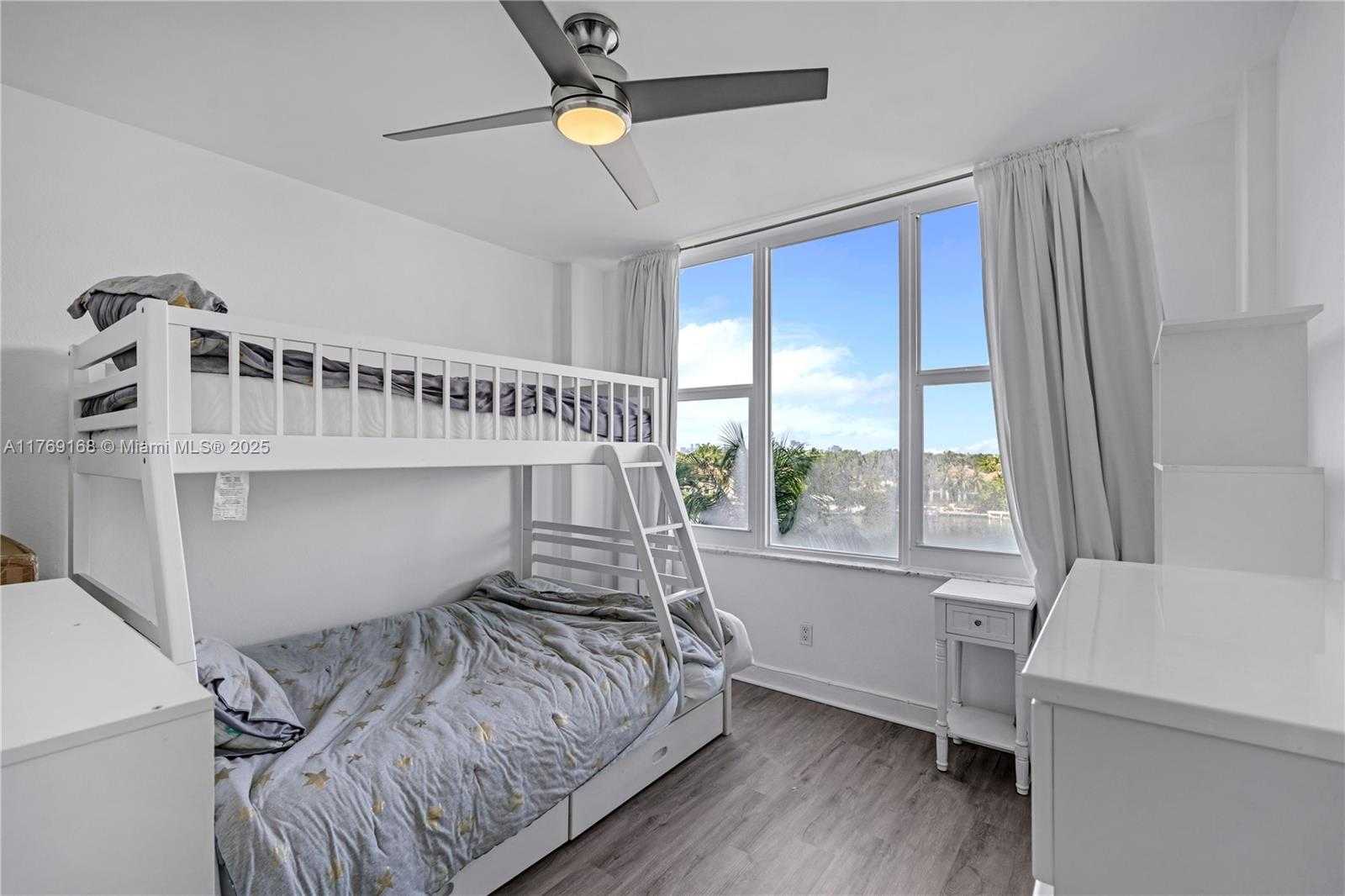 Small Image of 5600 COLLINS AVE #6P, Miami Beach Number 34