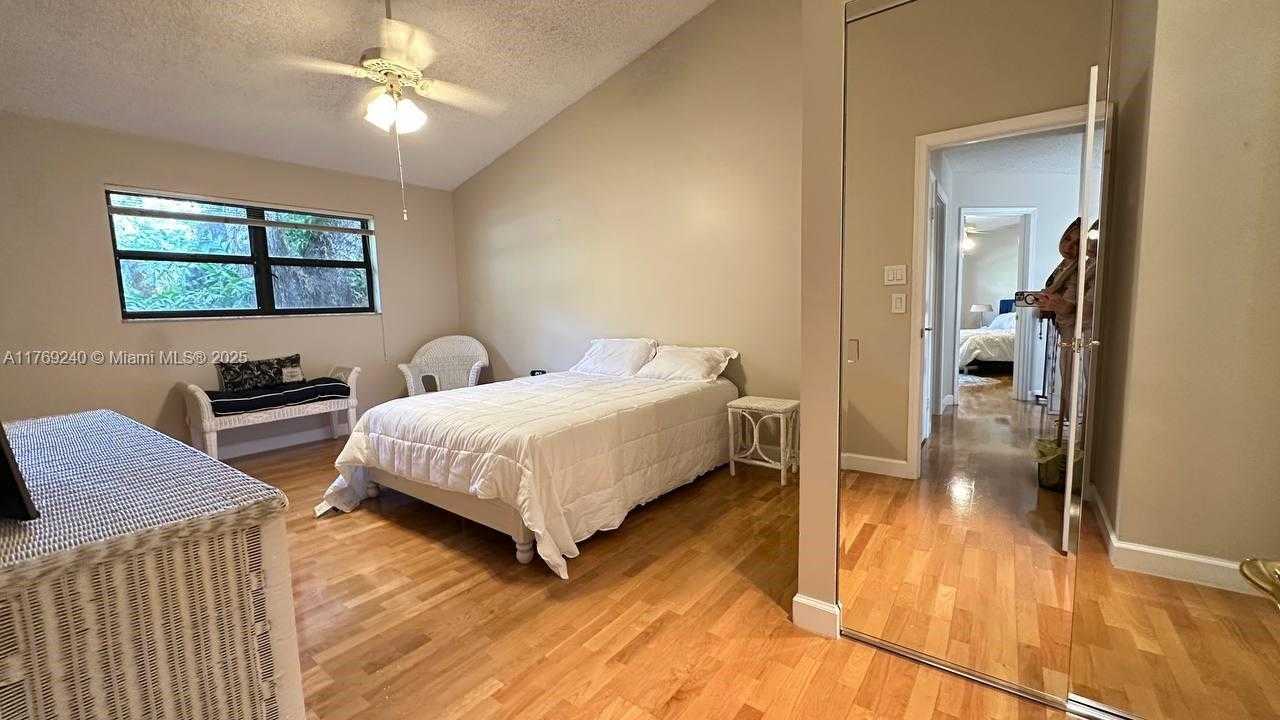 Small Image of 3308 OLD OAK LN #1003, Hollywood Number 28