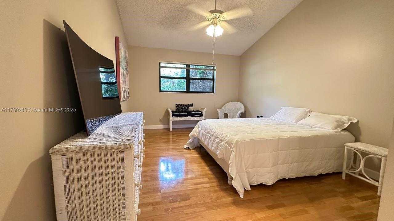 Small Image of 3308 OLD OAK LN #1003, Hollywood Number 29