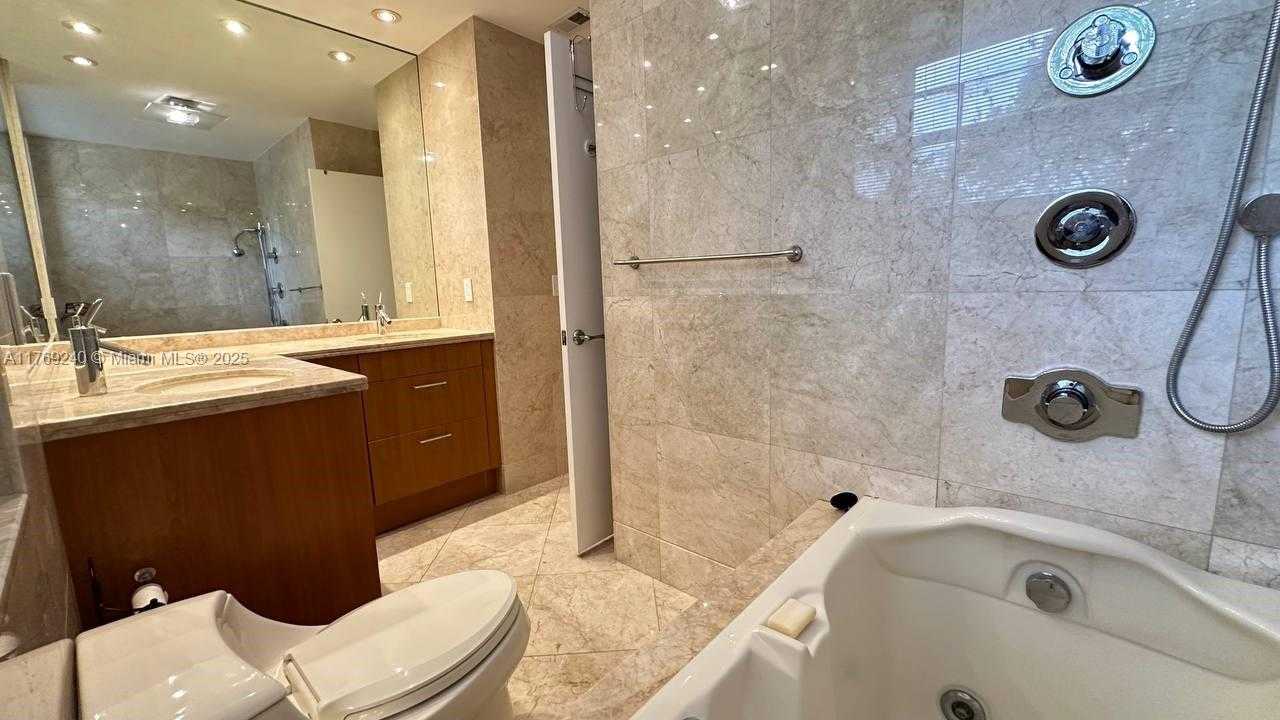 Small Image of 3308 OLD OAK LN #1003, Hollywood Number 32