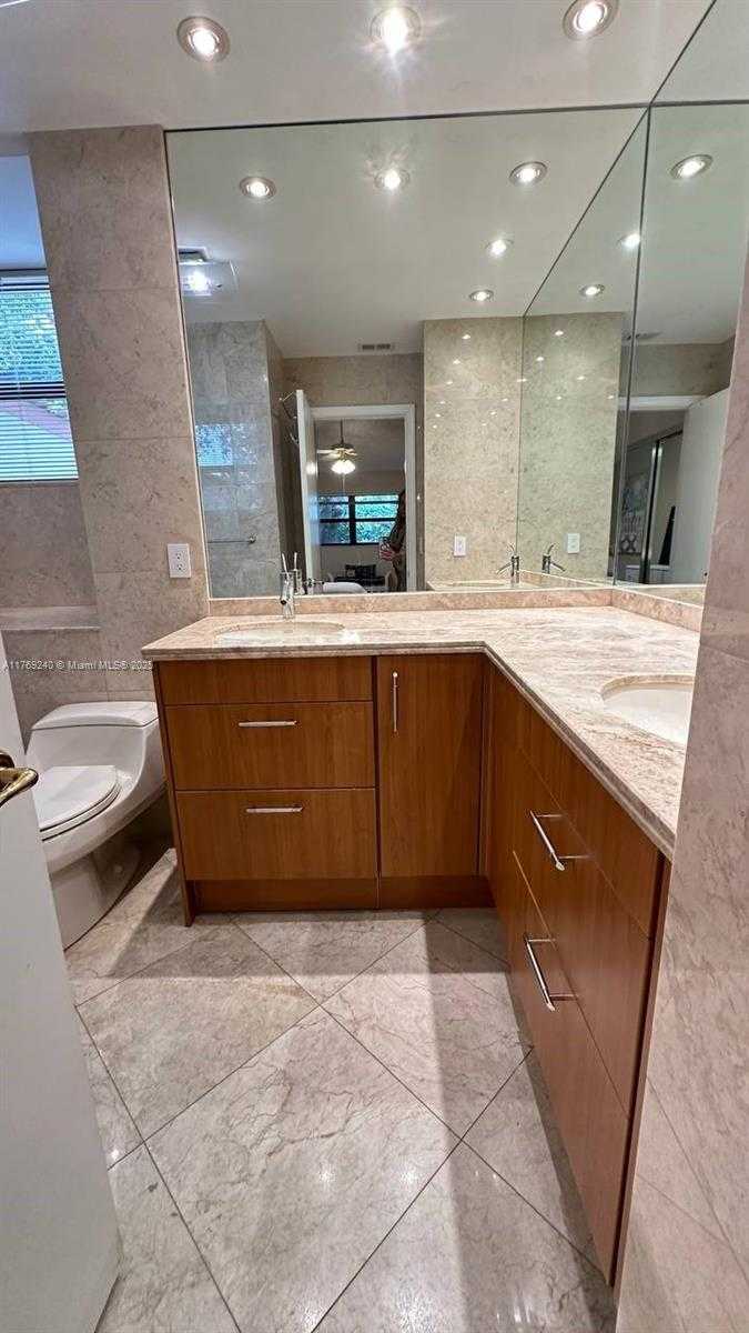Small Image of 3308 OLD OAK LN #1003, Hollywood Number 33