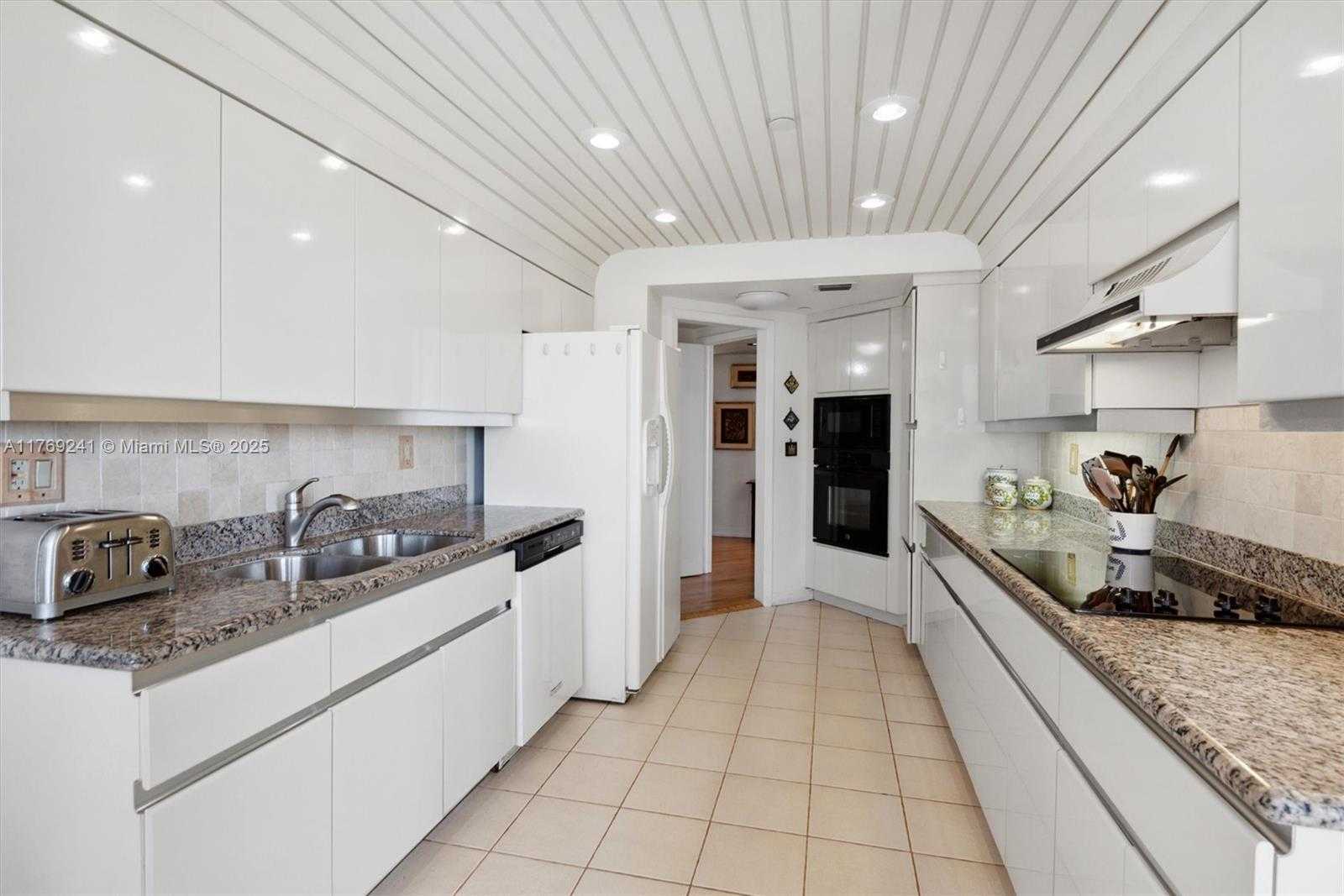 Small Image of 3000 ISLAND BLVD #1902, Aventura Number 12
