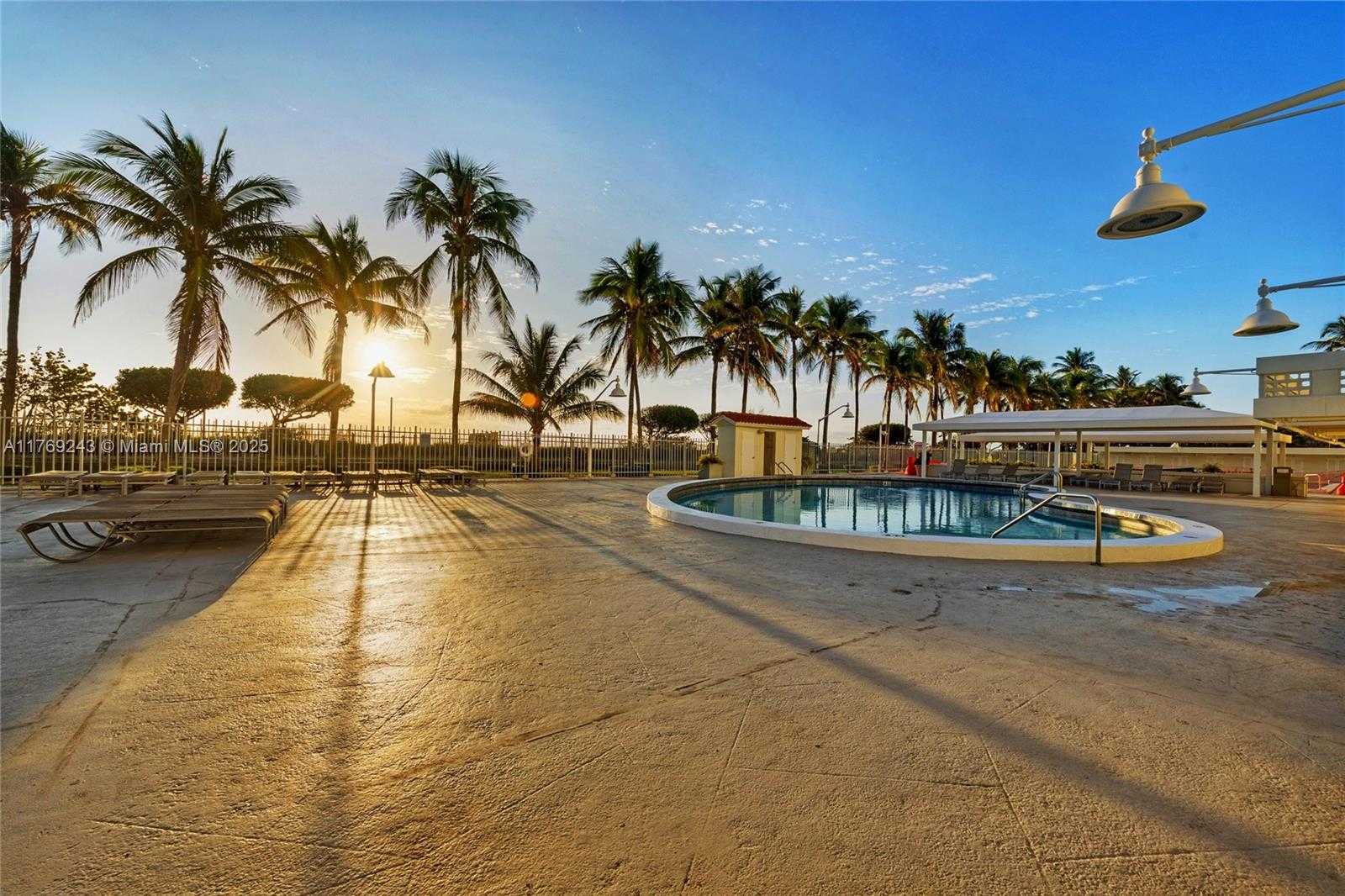 Small Image of 2899 COLLINS AVE #1638, Miami Beach Number 15