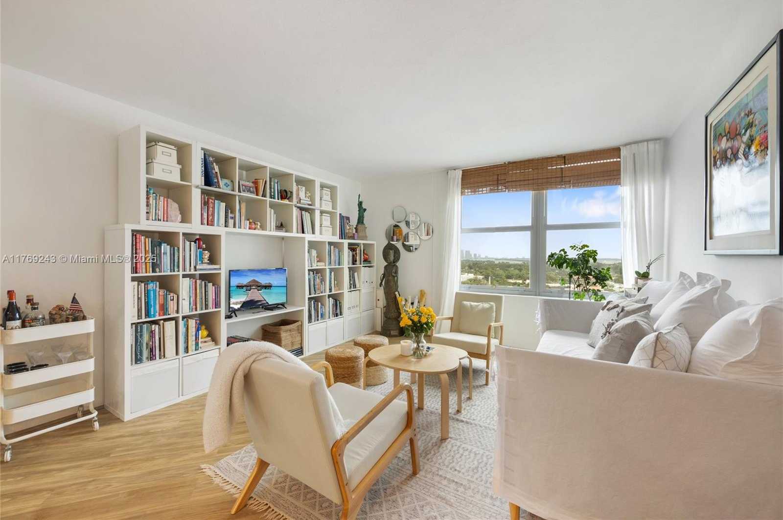 Small Image of 2899 COLLINS AVE #1638, Miami Beach Number 4