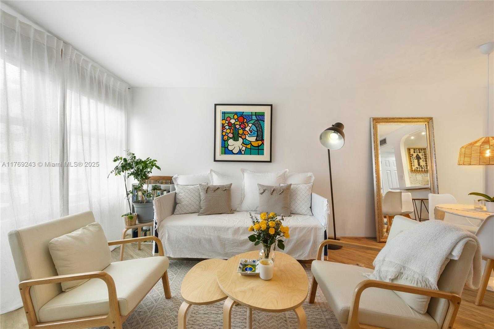 Small Image of 2899 COLLINS AVE #1638, Miami Beach Number 5