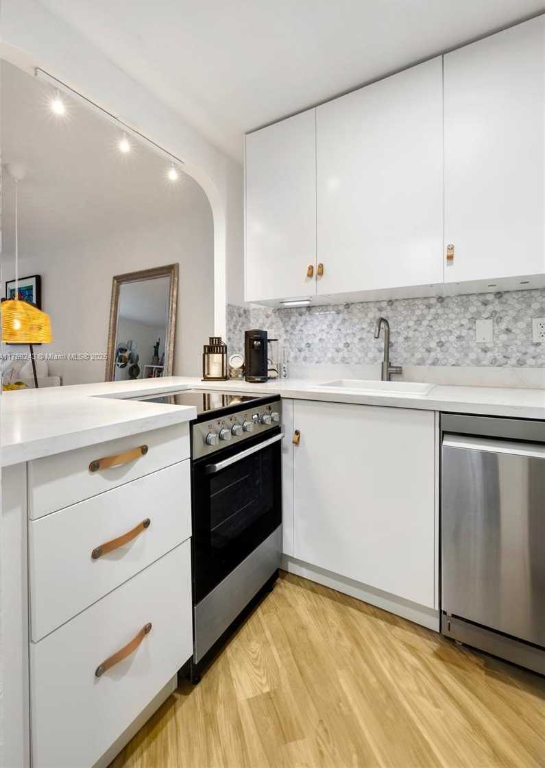 Small Image of 2899 COLLINS AVE #1638, Miami Beach Number 7