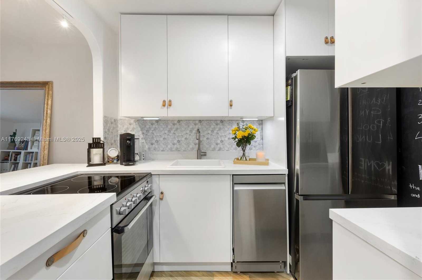 Small Image of 2899 COLLINS AVE #1638, Miami Beach Number 8