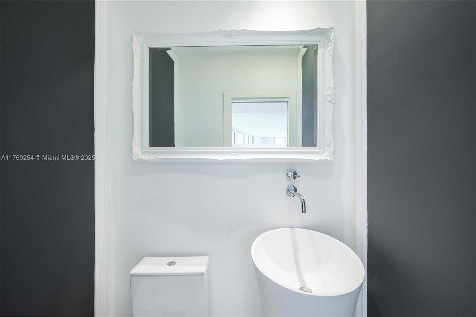 Small Image of 1000 SOUTH POINTE DR #PH-2804, Miami Beach Number 14