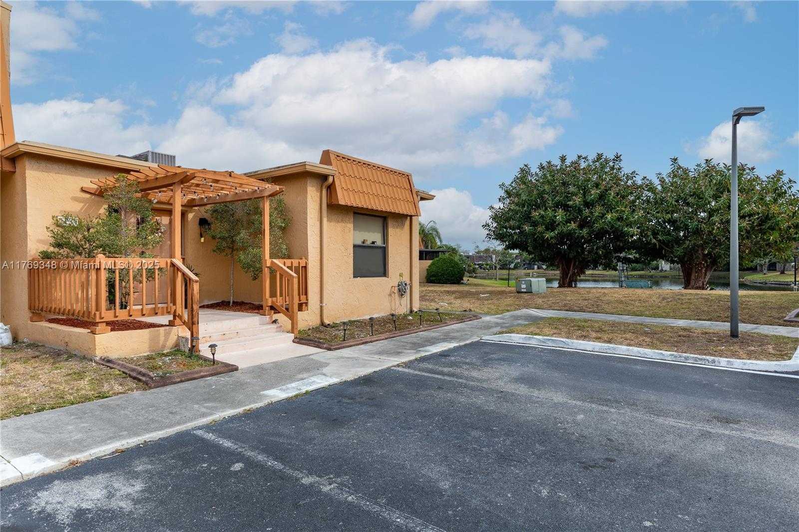 Small Image of 9137 LIMETREE LN #166, Pembroke Pines Number 25