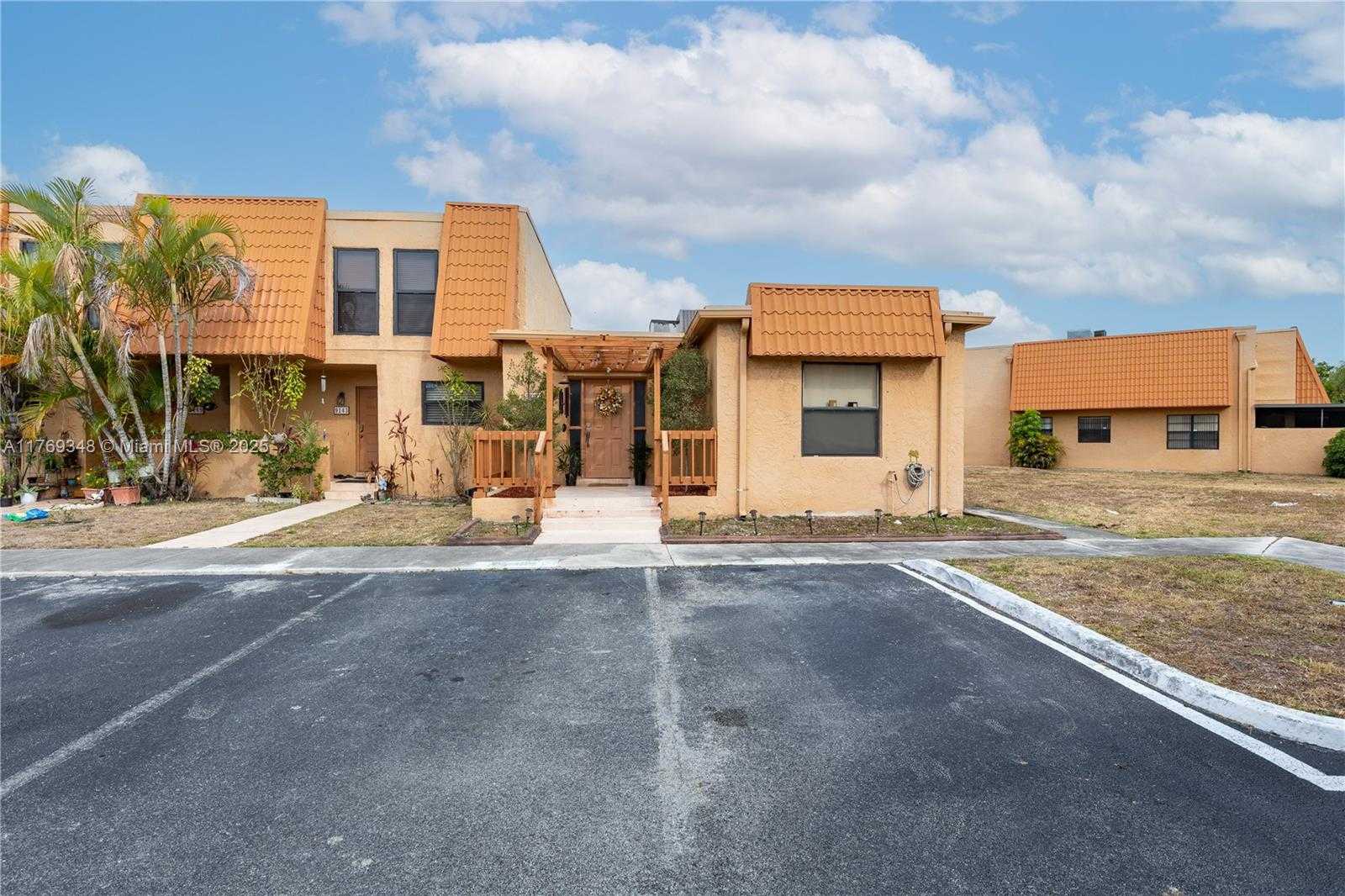 Small Image of 9137 LIMETREE LN #166, Pembroke Pines Number 27