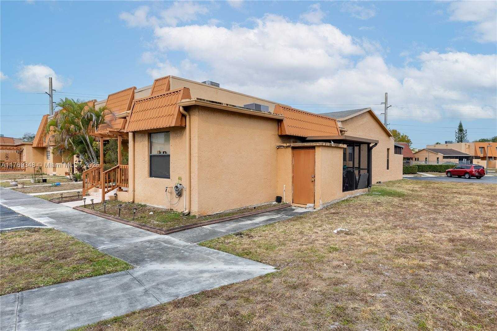 Small Image of 9137 LIMETREE LN #166, Pembroke Pines Number 29