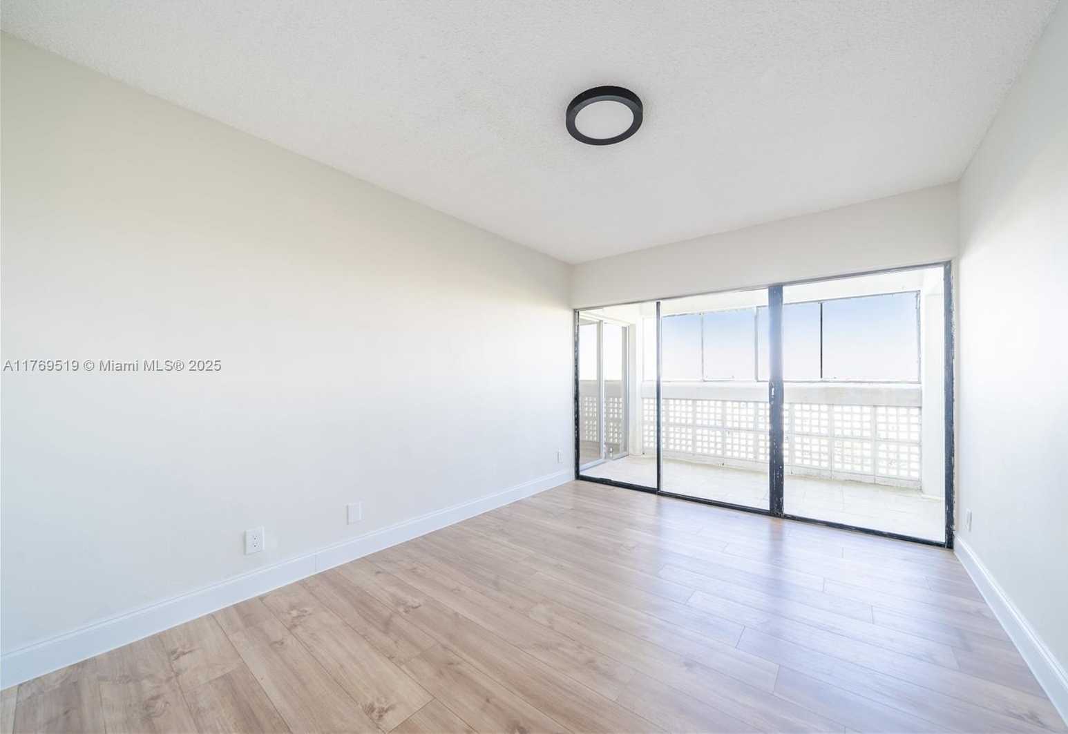 Small Image of 3301 SPANISH MOSS TER #802, Lauderhill Number 12