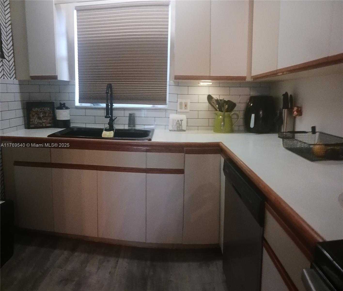 Small Image of 1600 TALLWOOD AVE #308, Hollywood Number 6