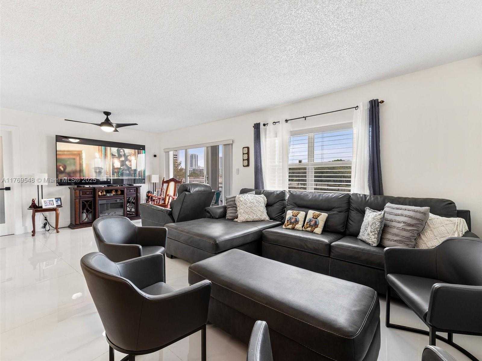Small Image of 200 DIPLOMAT PKWY #424, Hallandale Beach Number 2