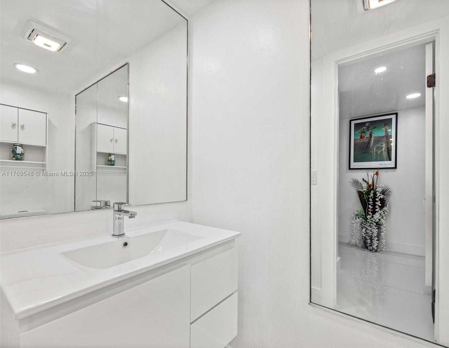 Small Image of 200 DIPLOMAT PKWY #424, Hallandale Beach Number 4
