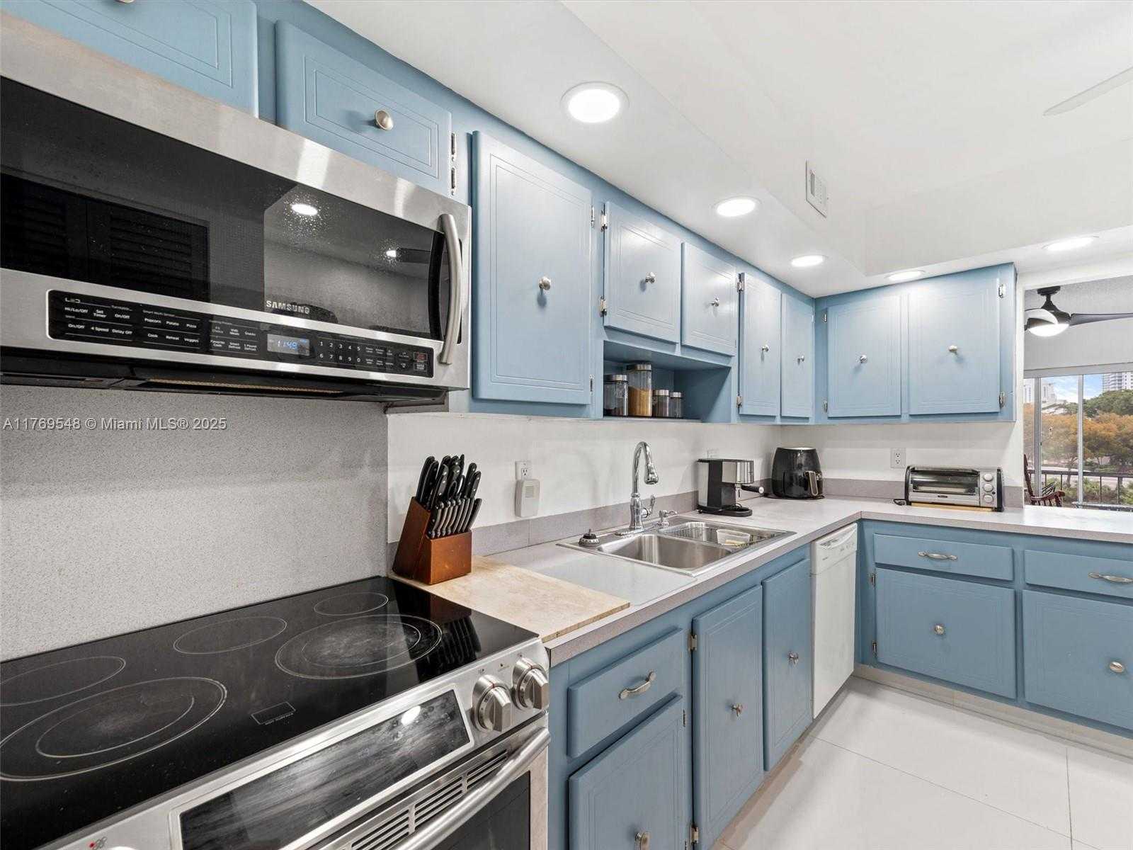 Small Image of 200 DIPLOMAT PKWY #424, Hallandale Beach Number 6