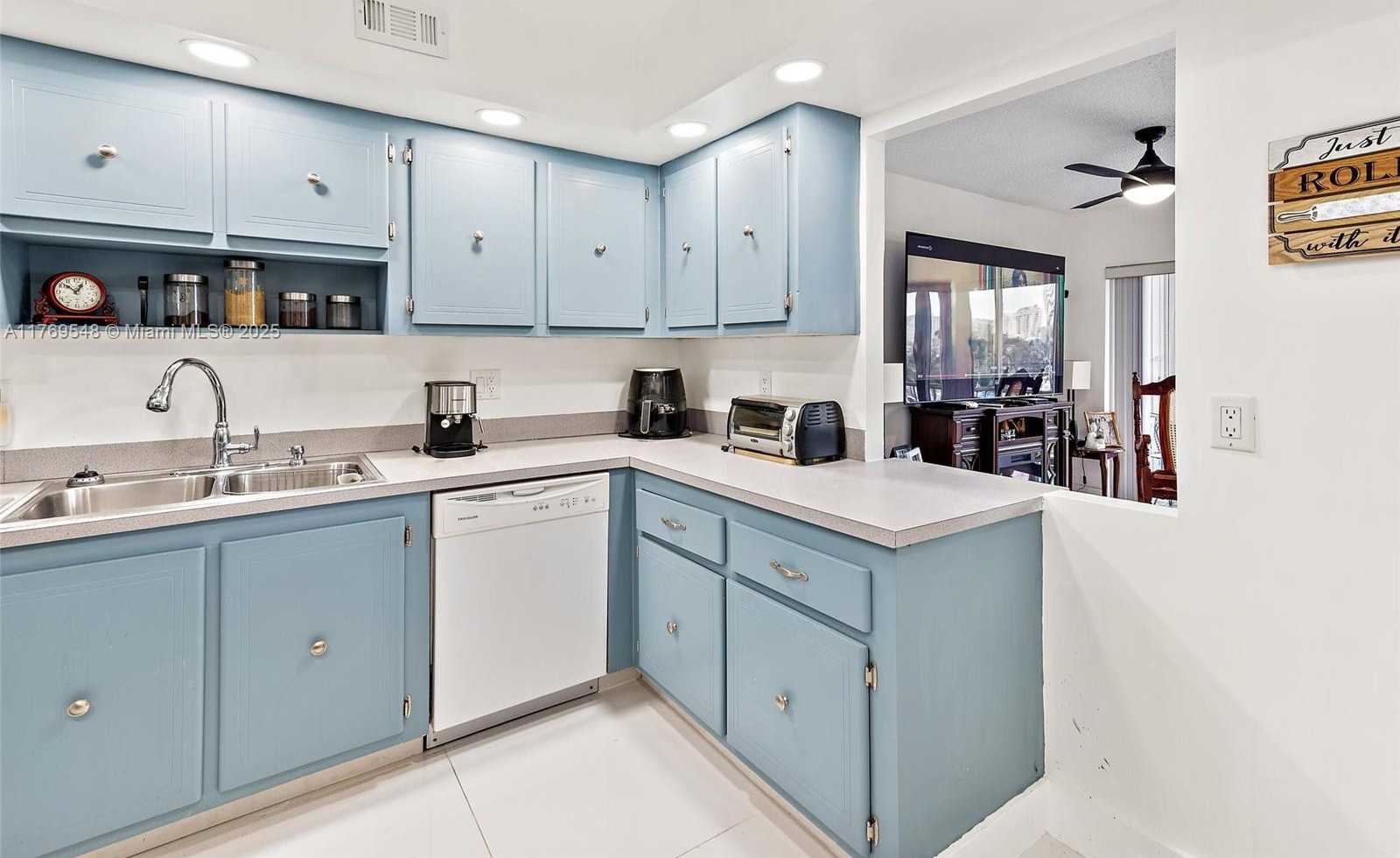 Small Image of 200 DIPLOMAT PKWY #424, Hallandale Beach Number 7