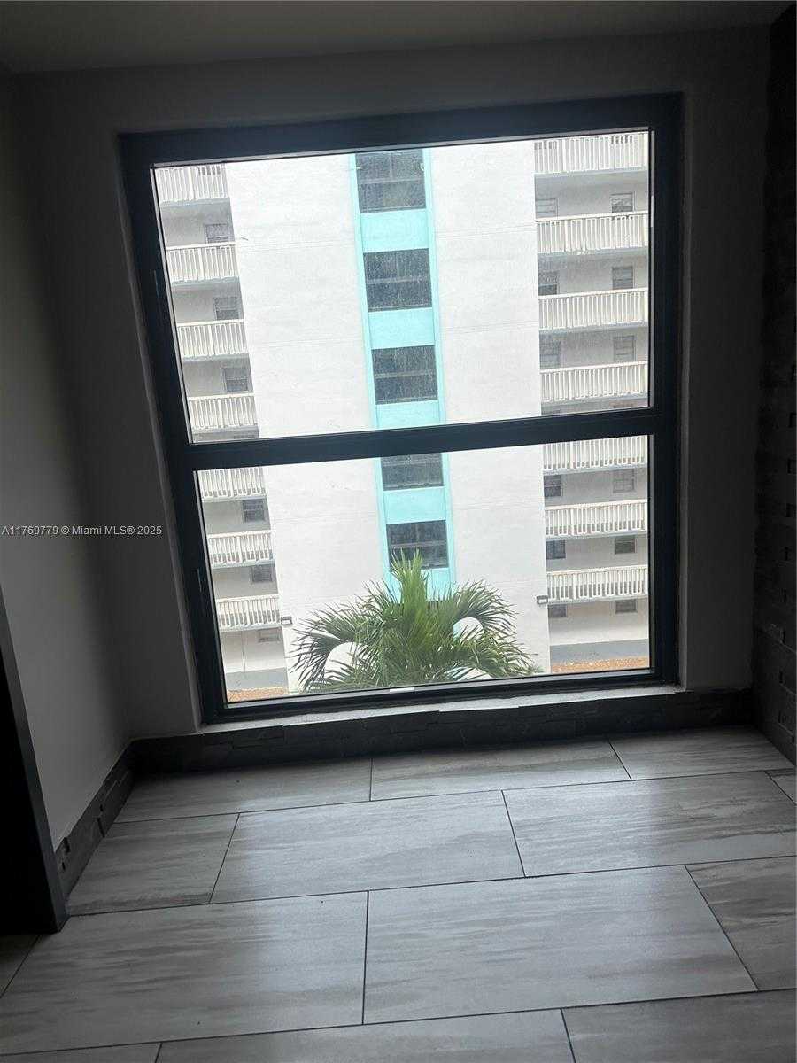 Small Image of 15600 #801, Miami Number 10