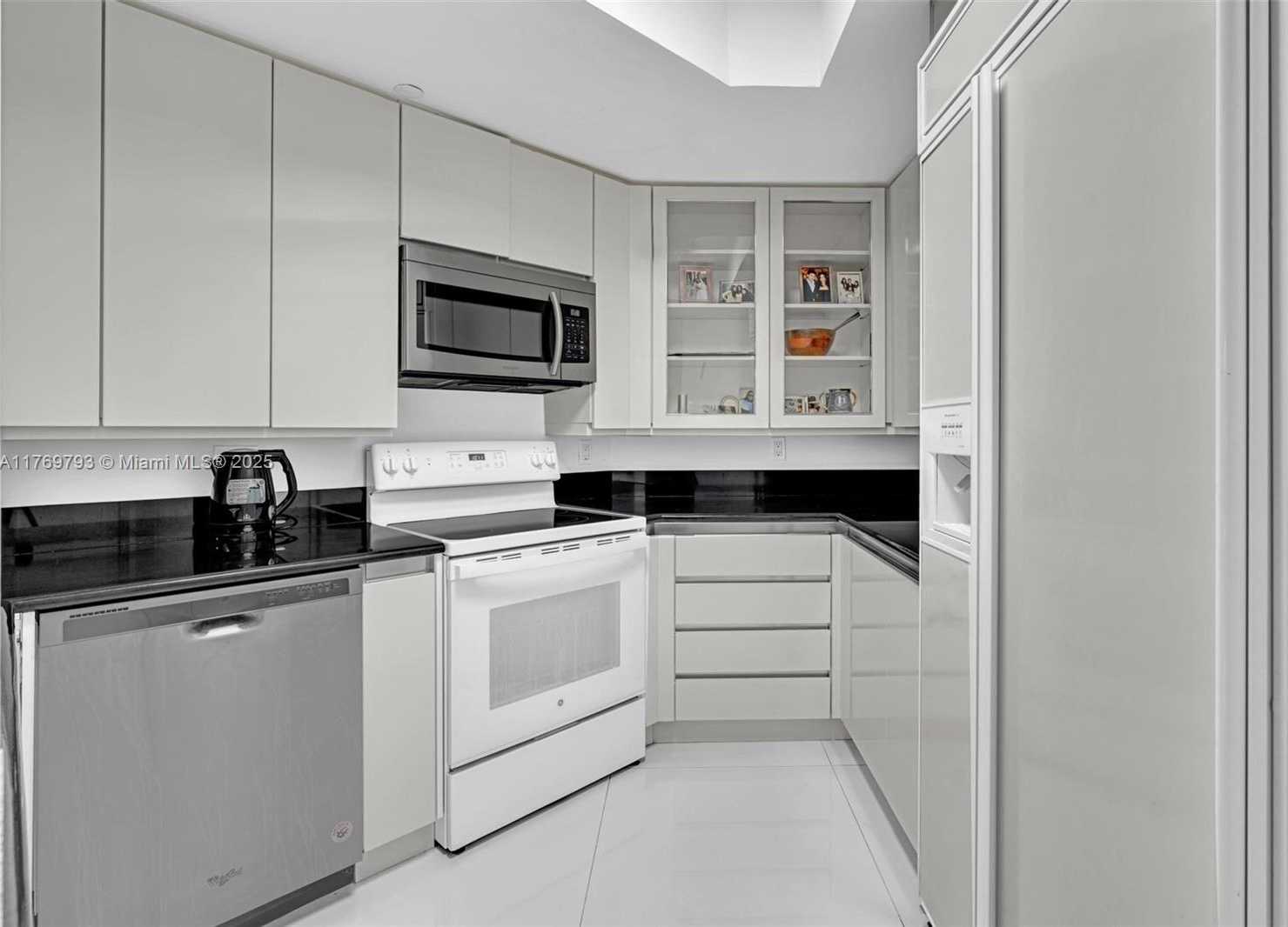 Small Image of 21050 POINT PL #302, Aventura Number 17