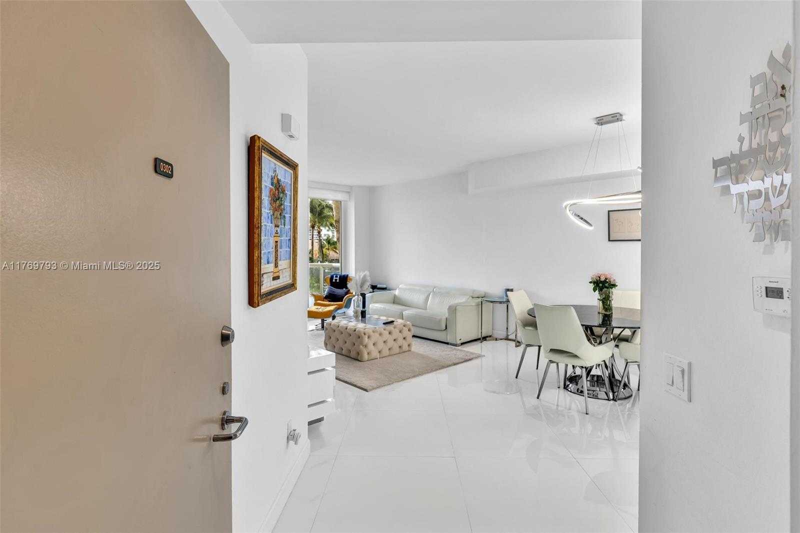Small Image of 21050 POINT PL #302, Aventura Number 3