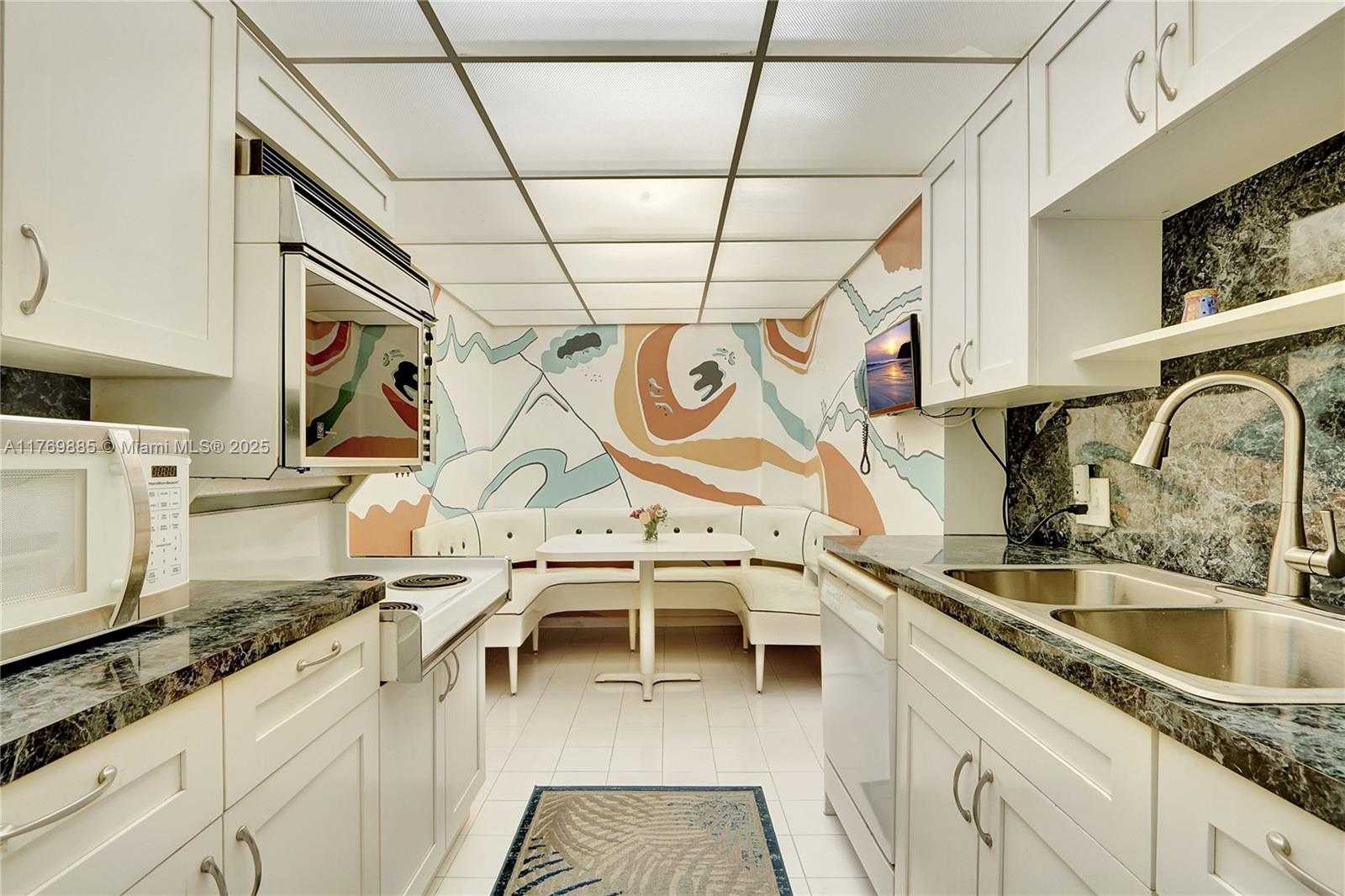 Small Image of 4330 HILLCREST DR #807, Hollywood Number 5