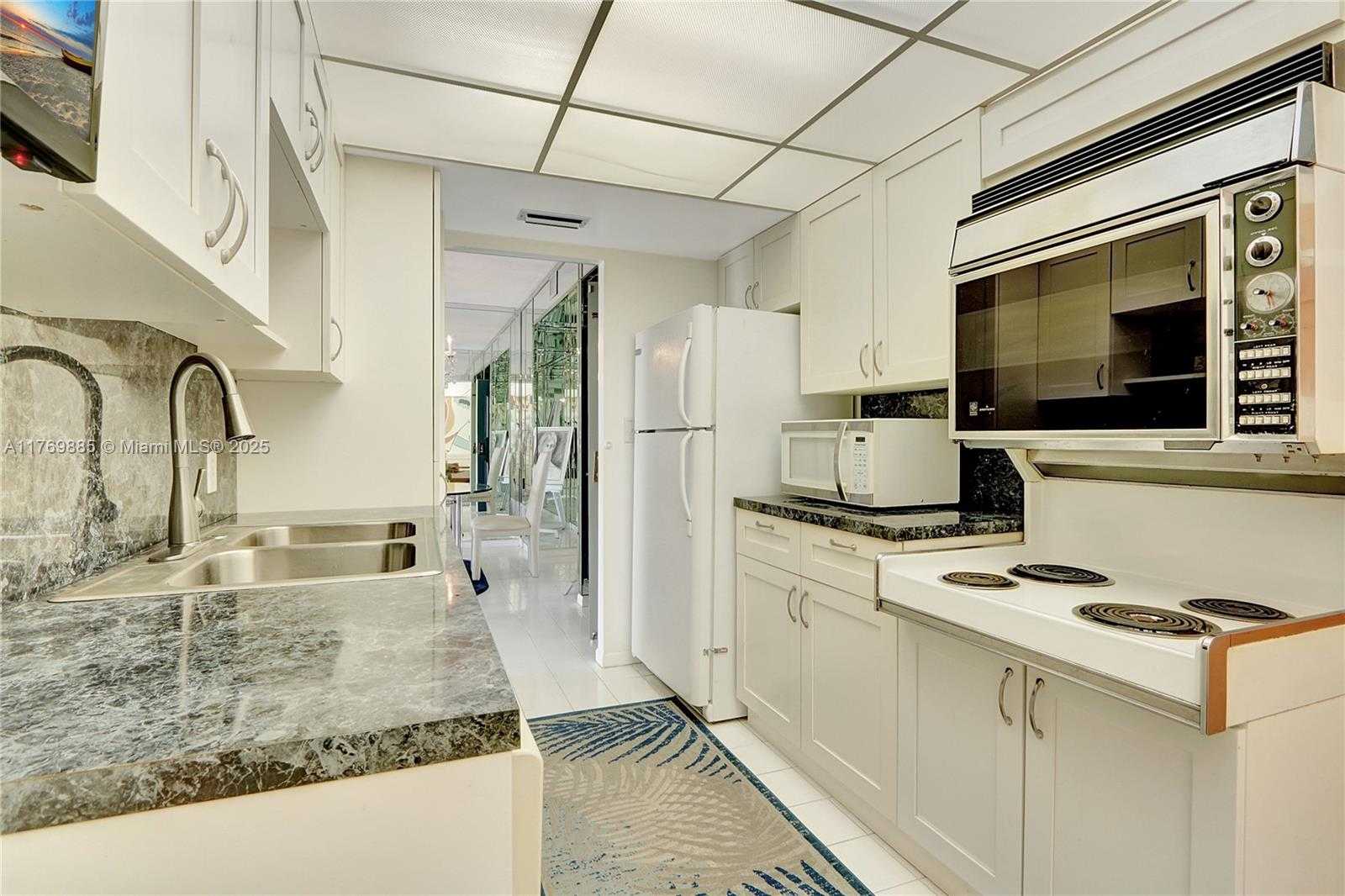 Small Image of 4330 HILLCREST DR #807, Hollywood Number 6