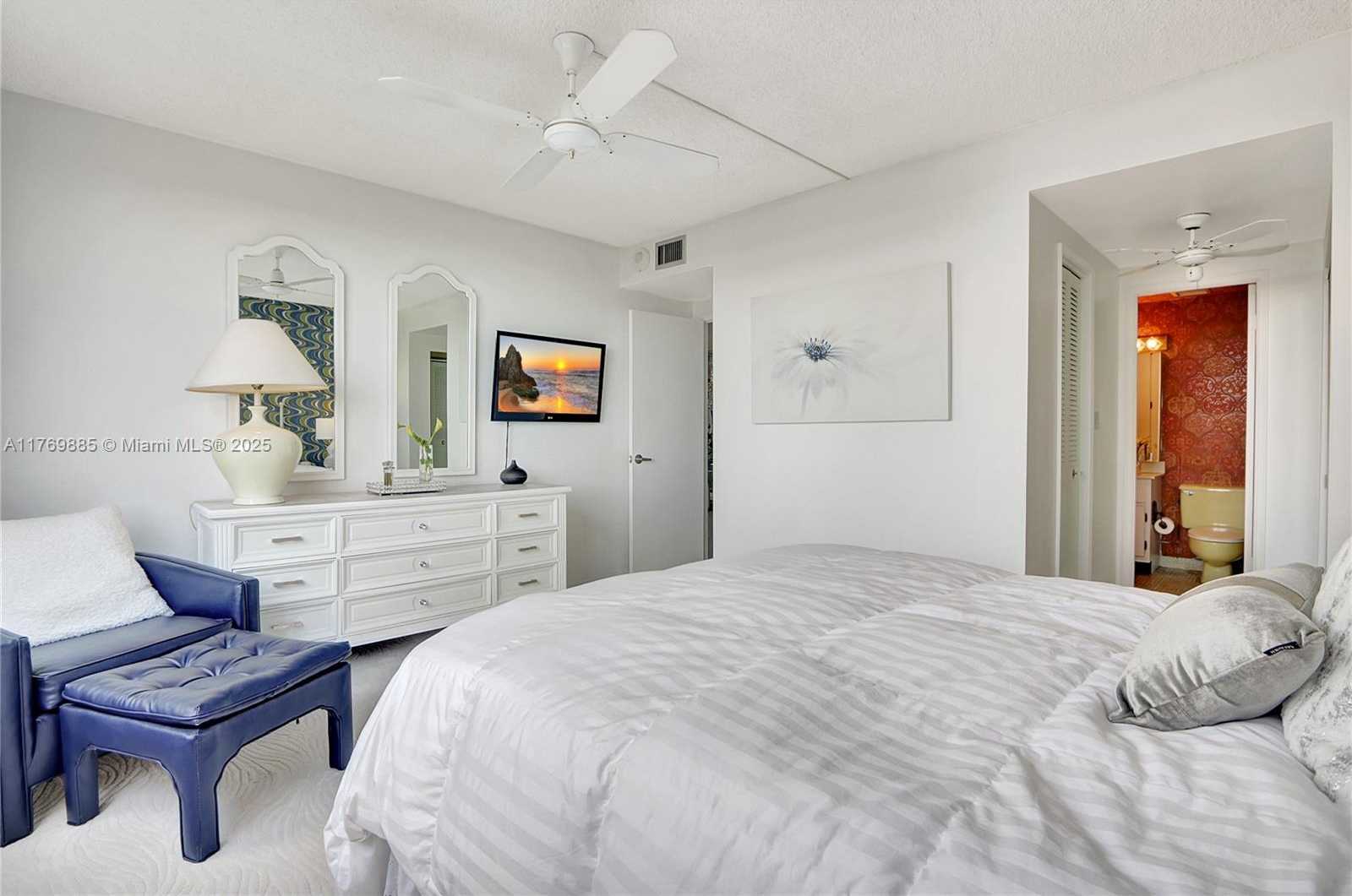 Small Image of 4330 HILLCREST DR #807, Hollywood Number 9
