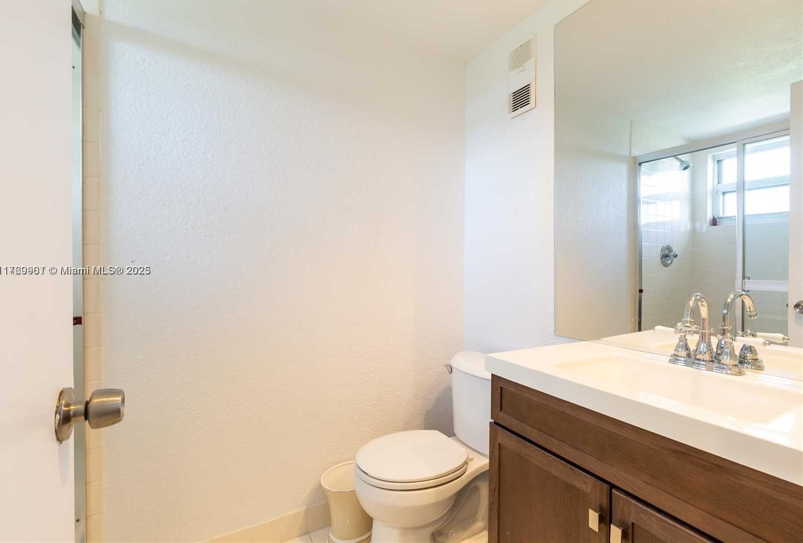 Small Image of 20281 EAST COUNTRY CLUB DR #CAB19, Aventura Number 2