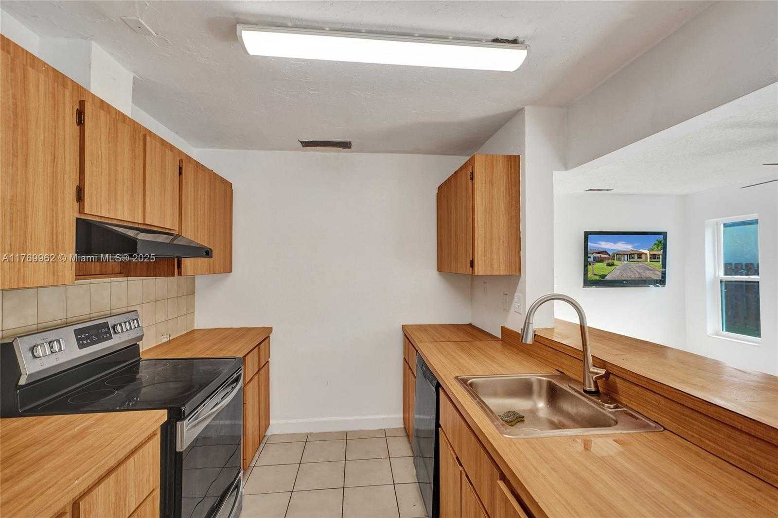 Small Image of 12240 SOUTH WEST 115TH TER, Miami Number 4