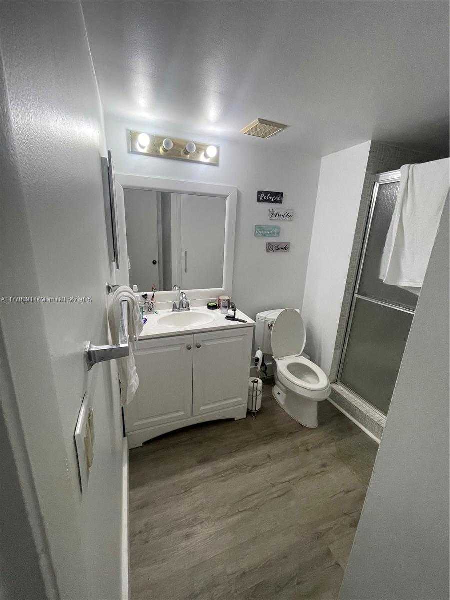 Small Image of 370 RACQUET CLUB RD #206, Weston Number 11