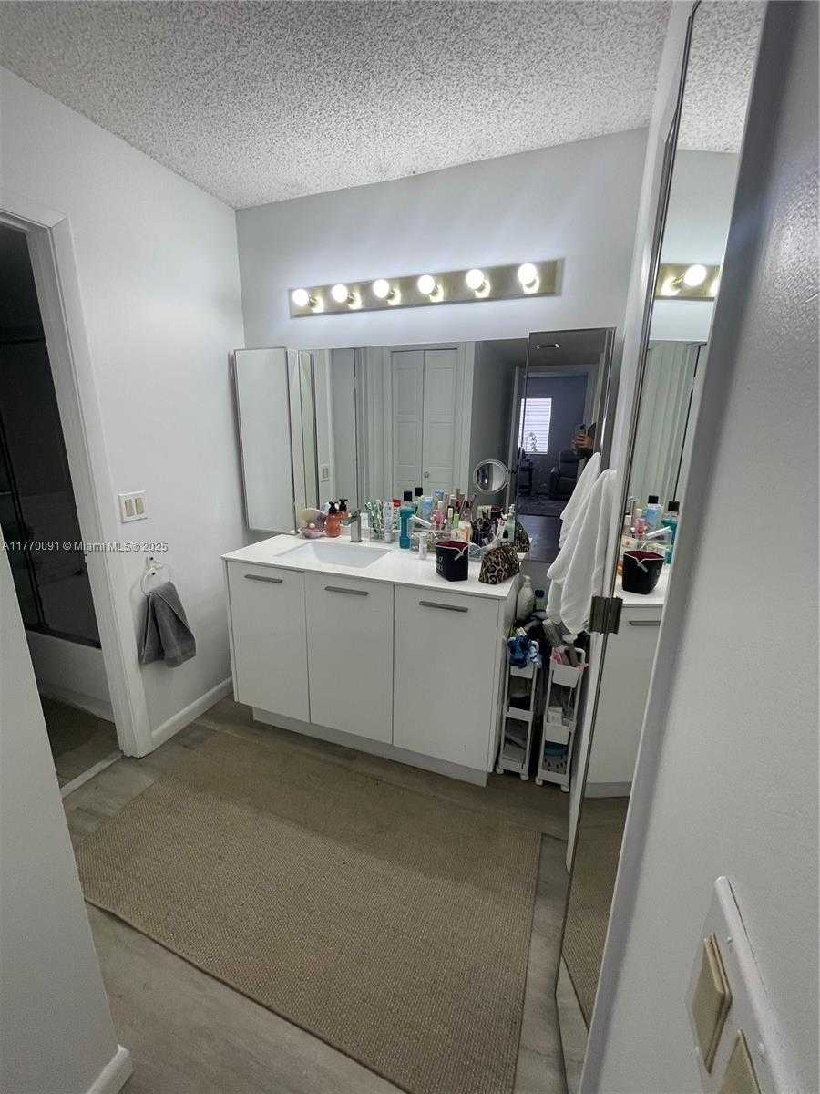 Small Image of 370 RACQUET CLUB RD #206, Weston Number 18