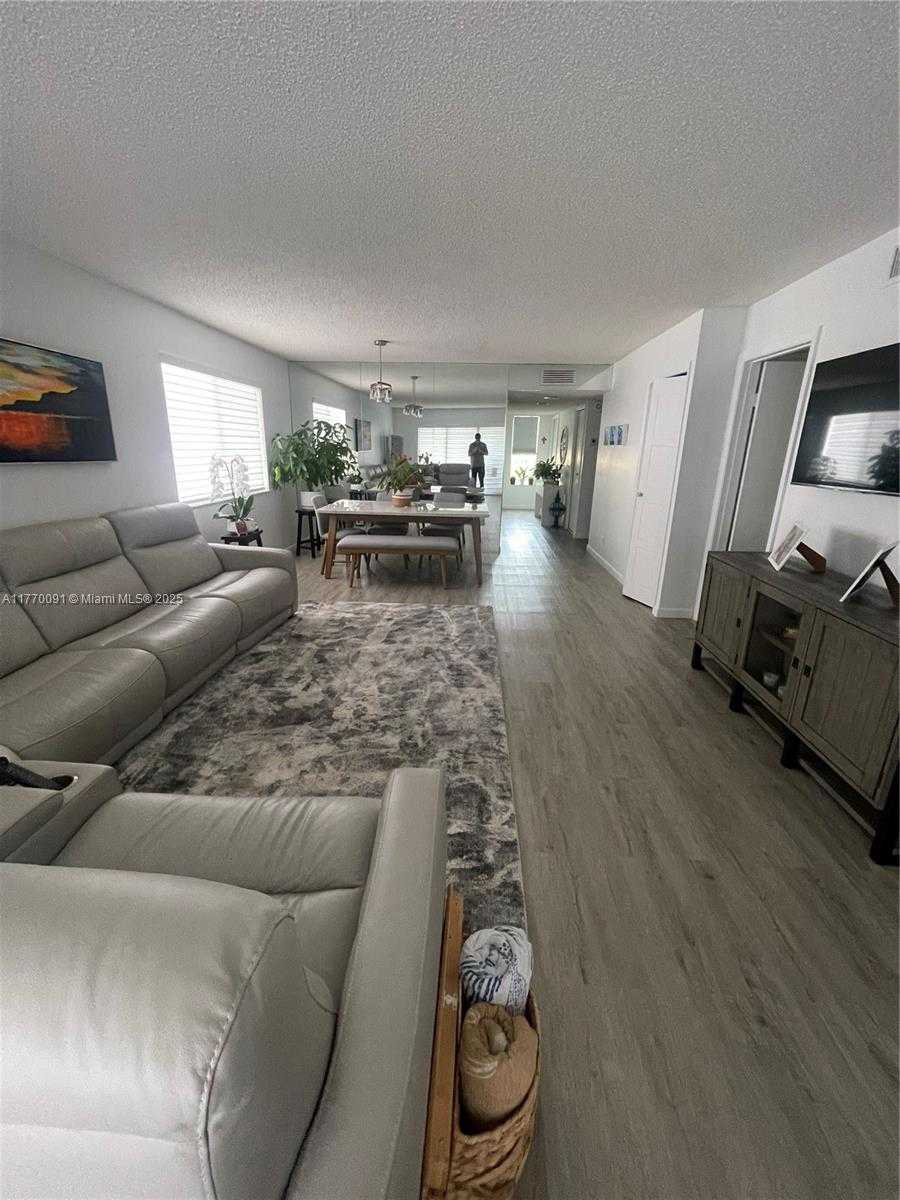 Small Image of 370 RACQUET CLUB RD #206, Weston Number 7